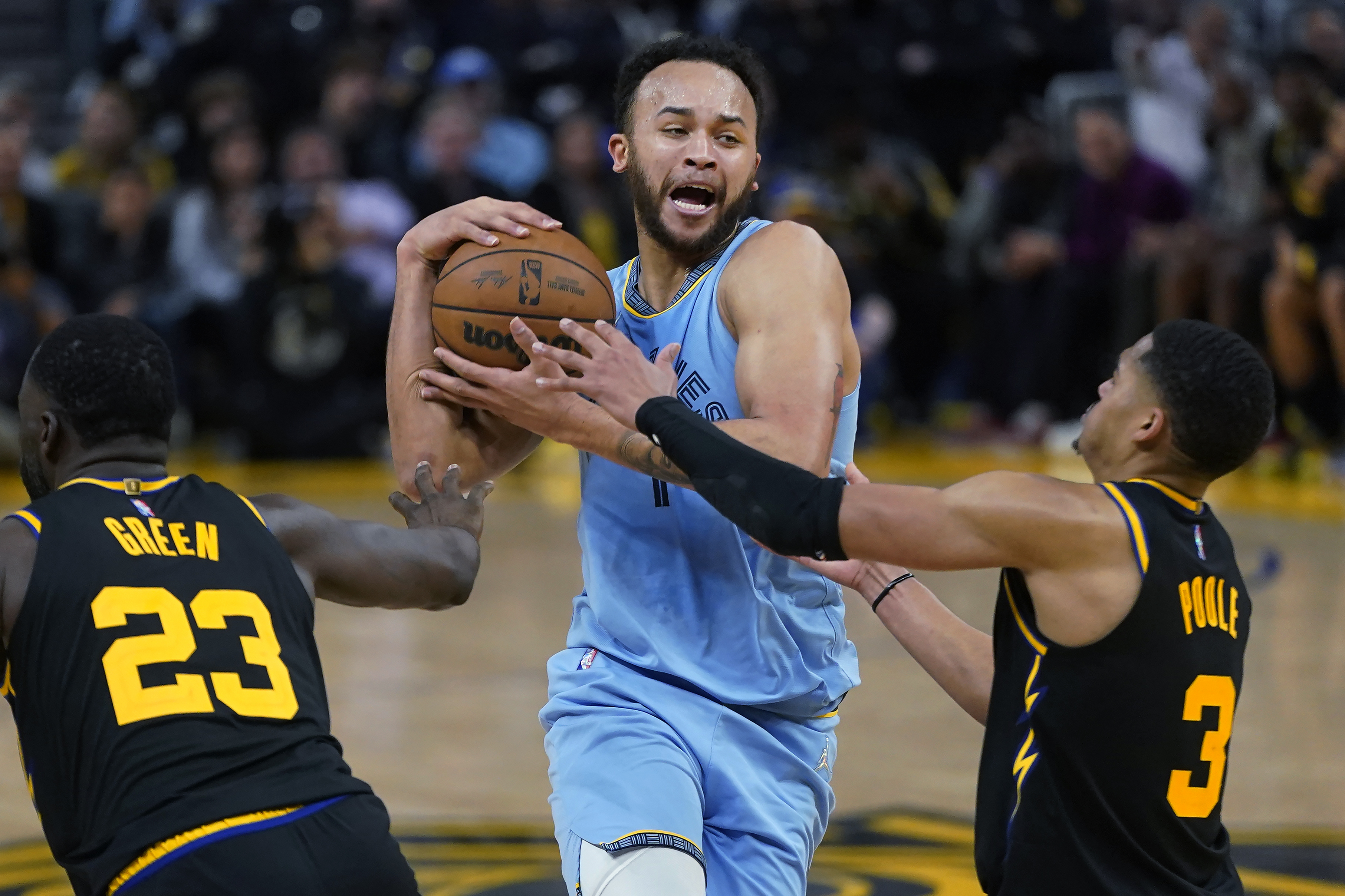 Stephen Curry, Klay Thompson lead Warriors past Grizzlies