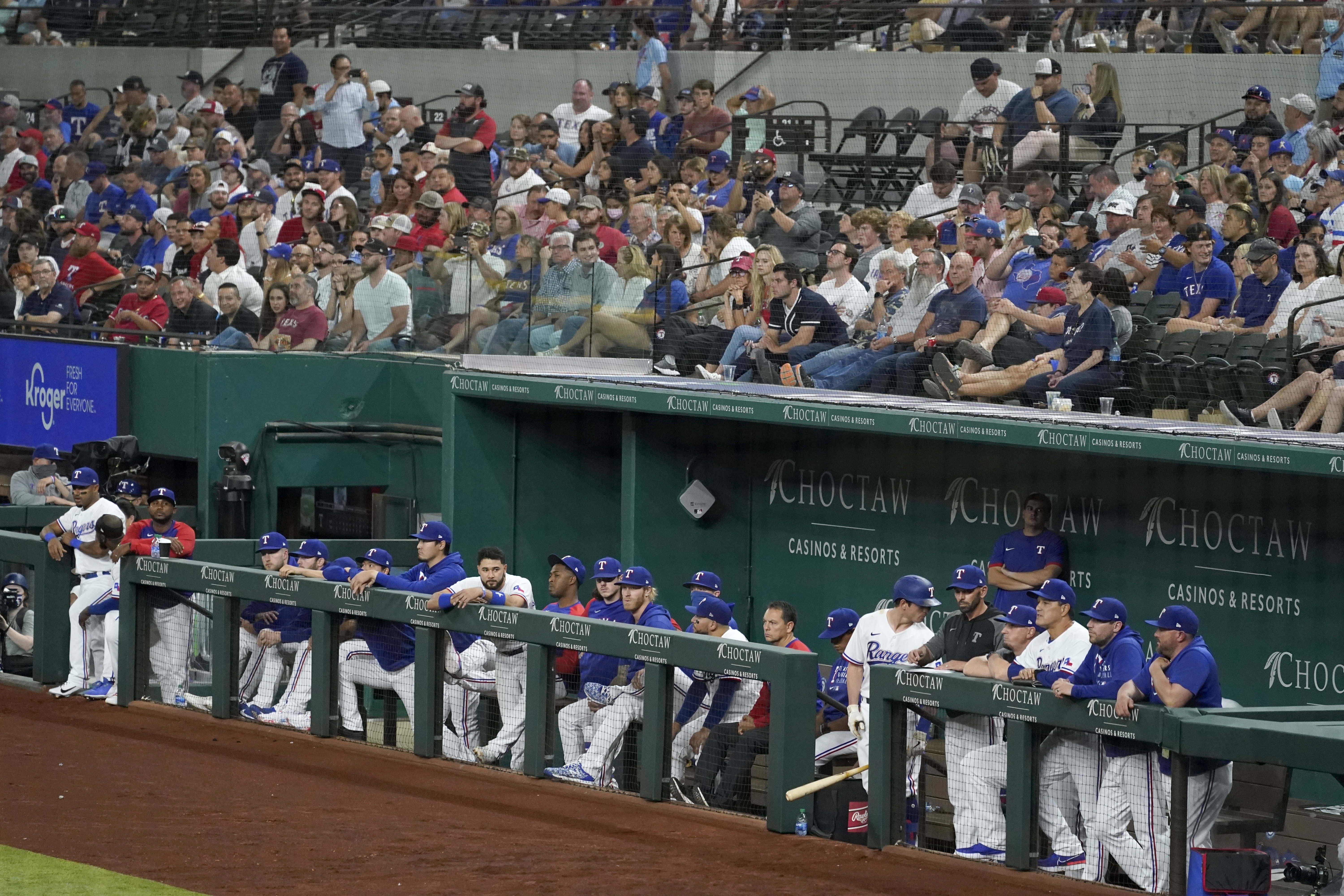 LEADING OFF: No-hit streak, Davis down, Cueto vs Reds