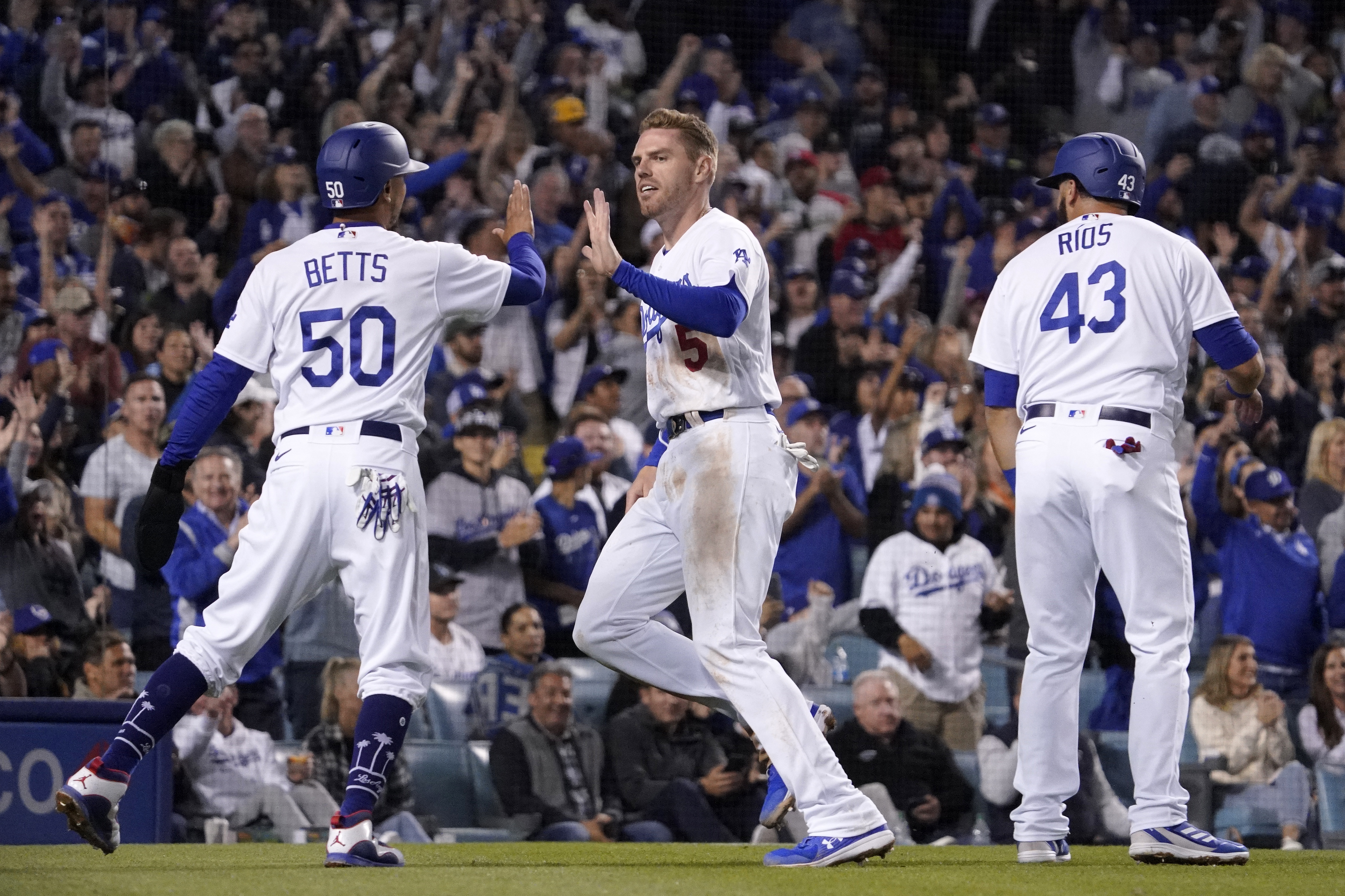Freeman hits 1st HR for Dodgers in reunion win over Braves