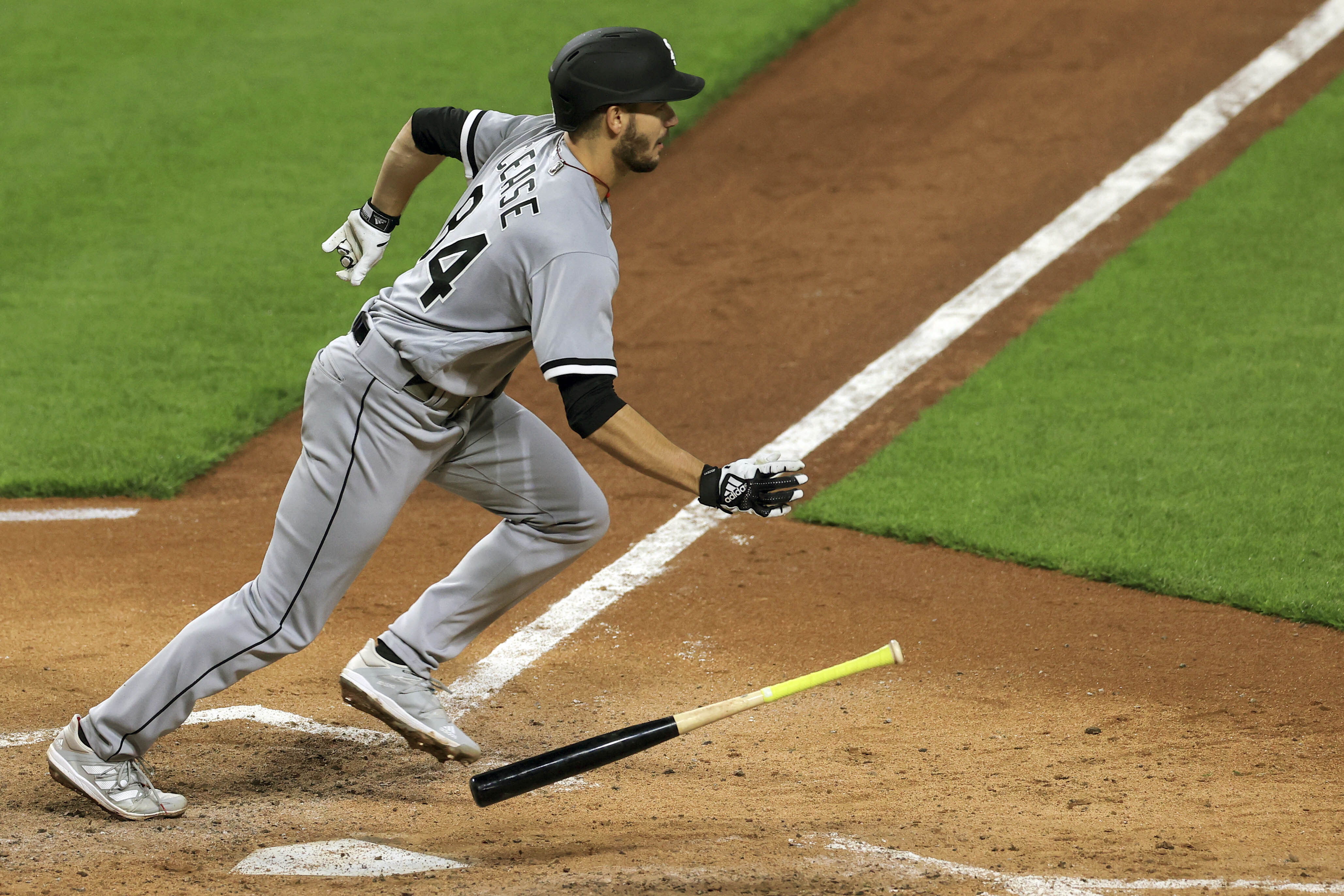 Chicago White Sox CF Luis Robert out 12-16 weeks with right hip