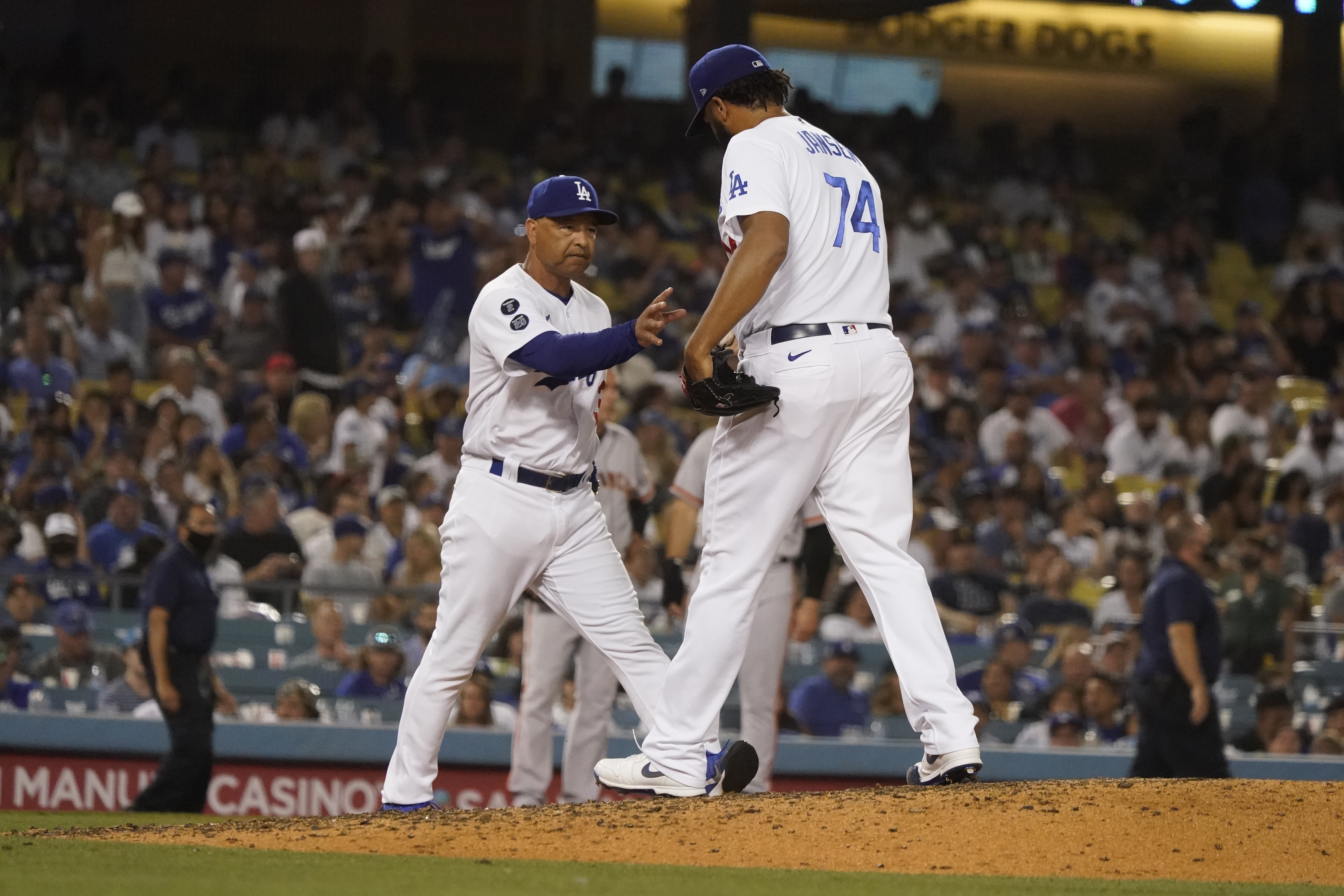 Flores' homer off Jansen in 9th rallies Giants past Dodgers –