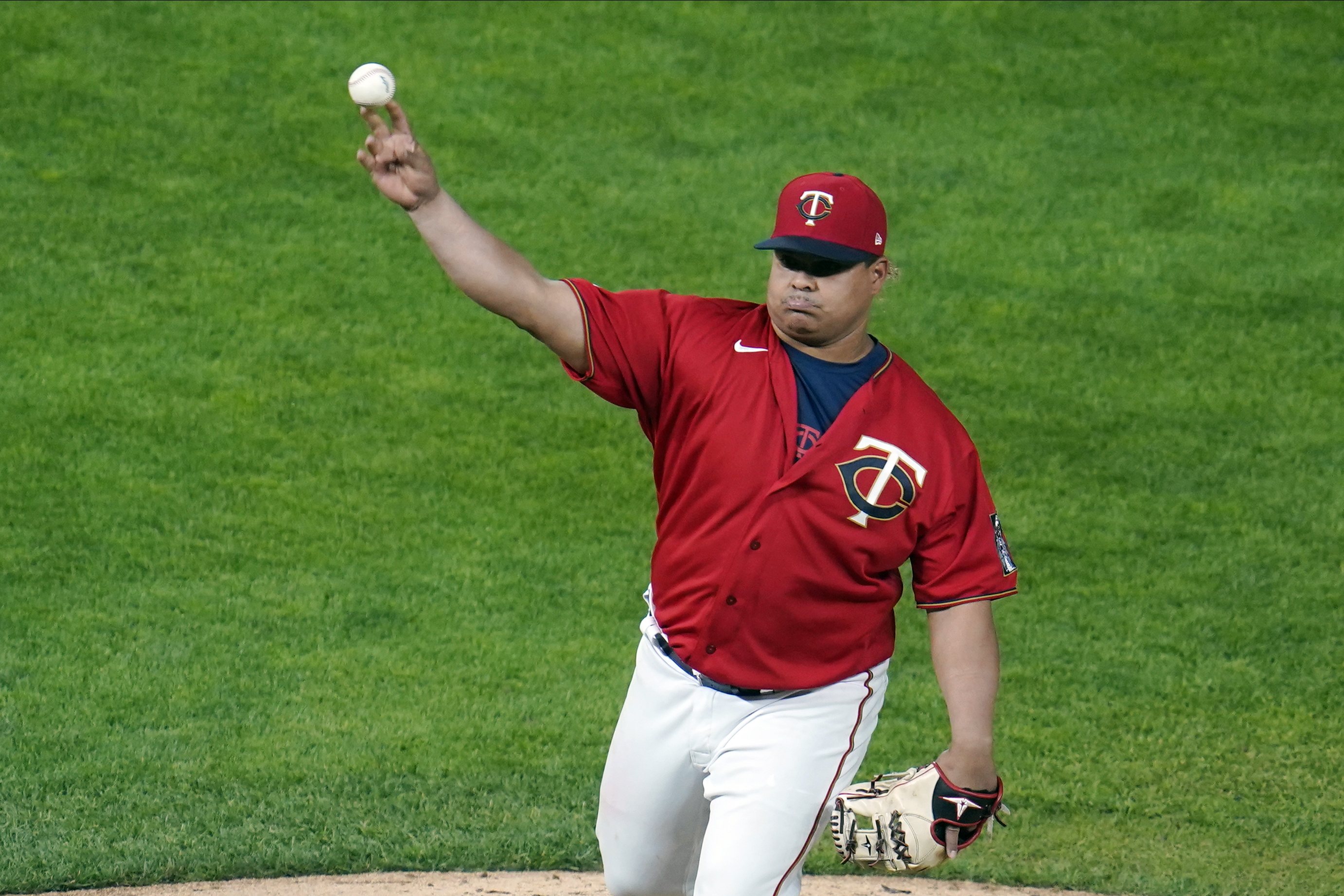 Willians Astudillo's mom throws first pitch