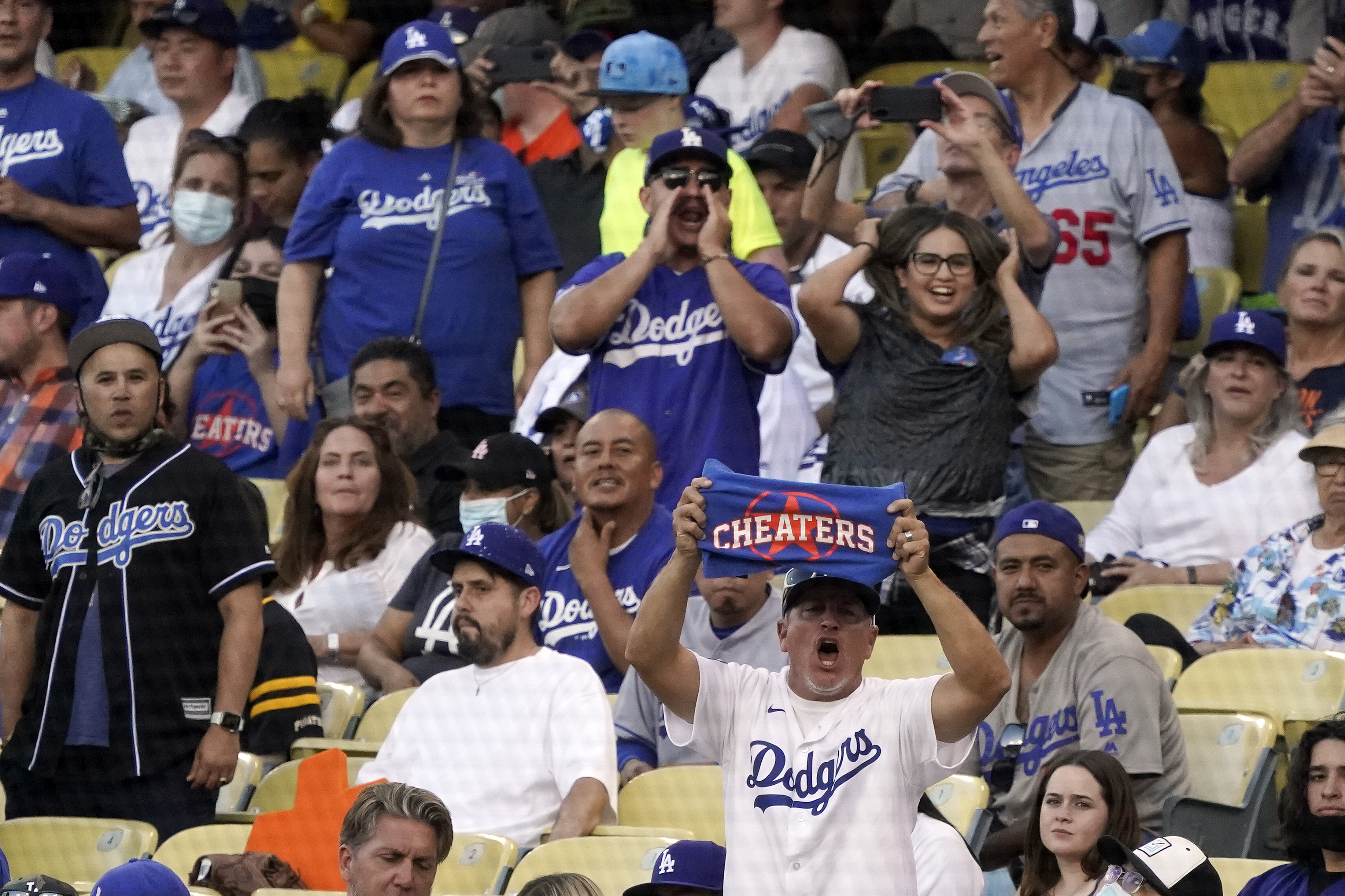 Cody Bellinger Robs Home Run, Gets Booed By Dodgers Fans