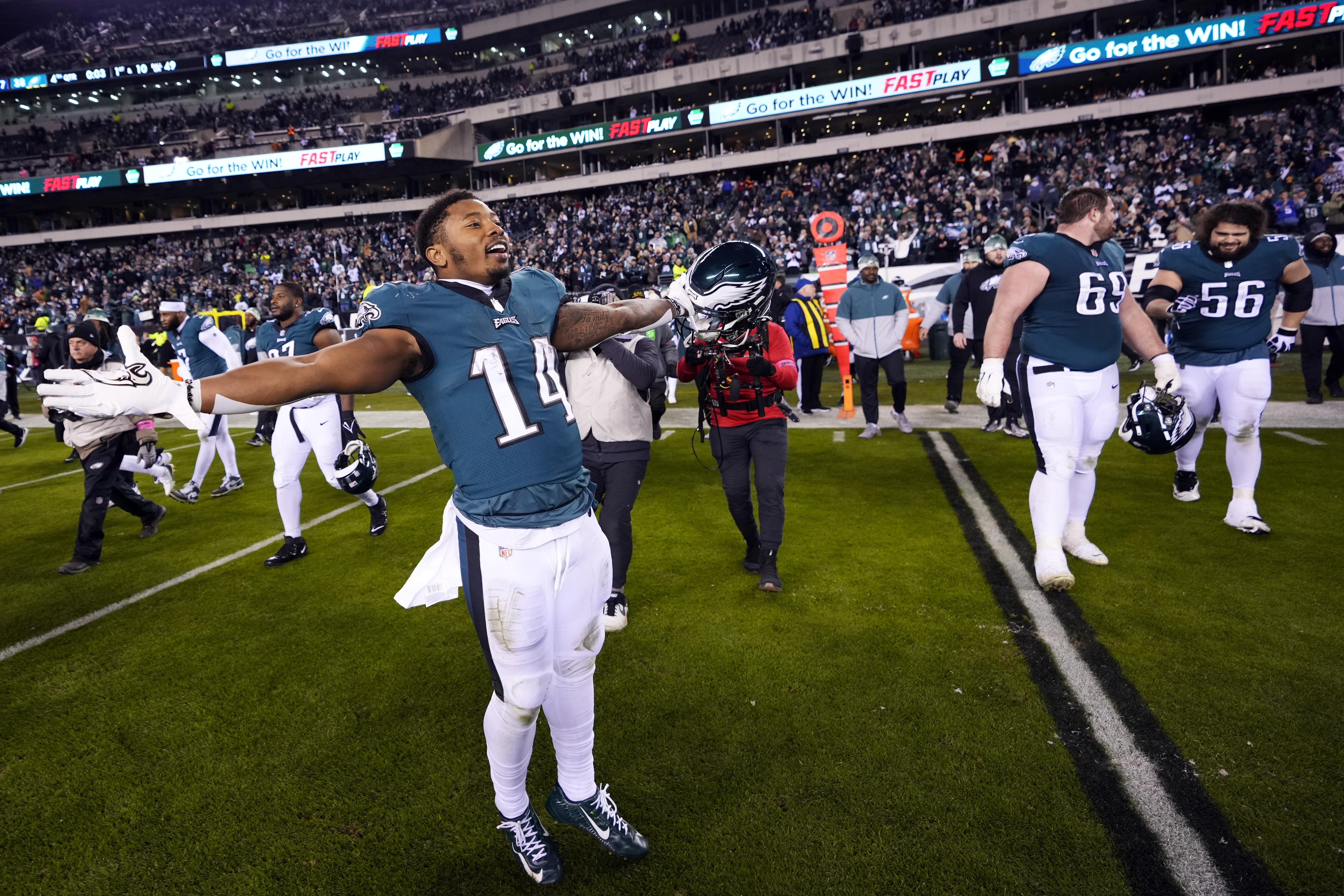 WATCH: Mike Trout celebrates Eagles touchdown at the Linc