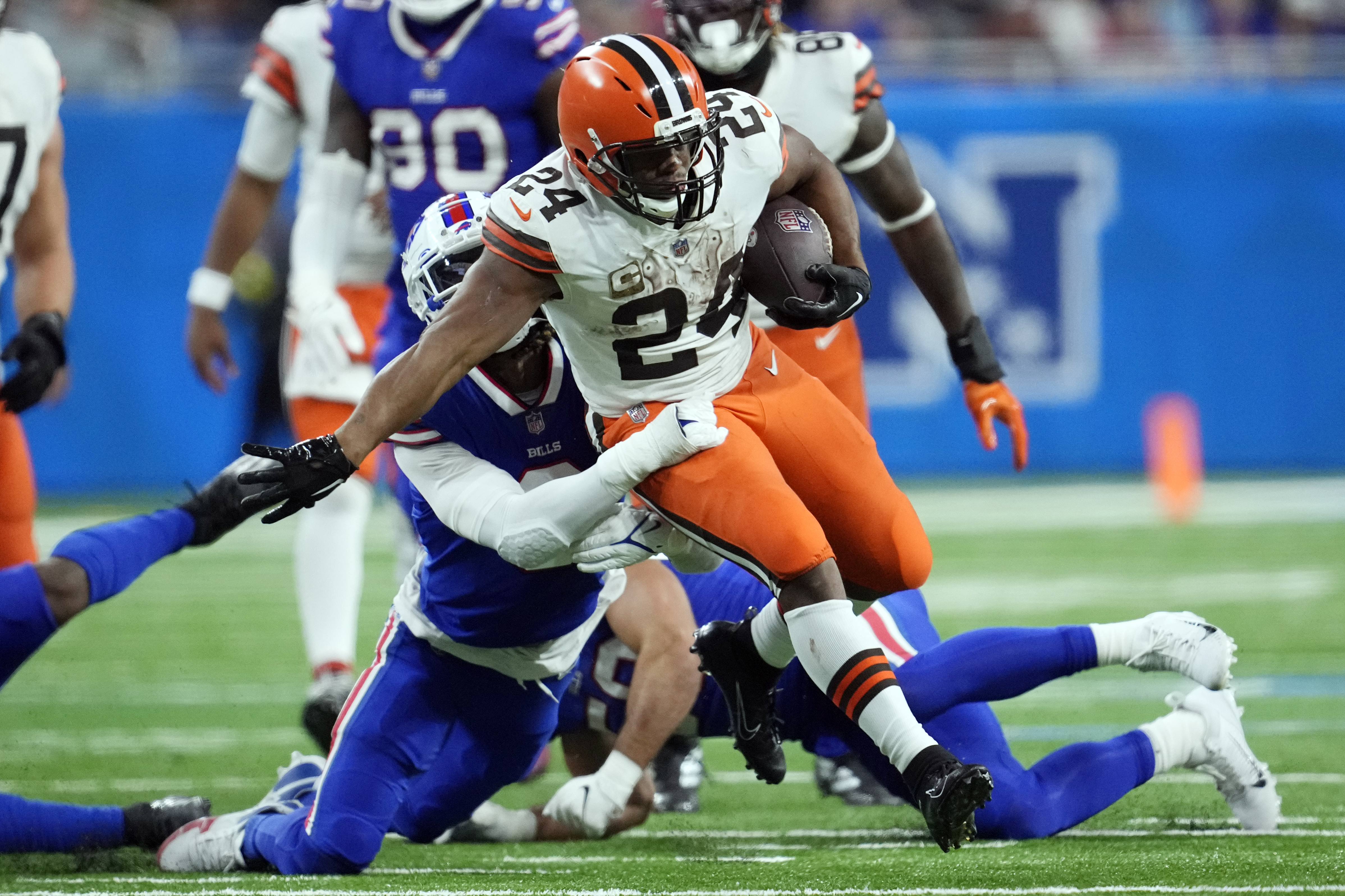 Buffalo Bills players get dug out of snow to take on Cleveland Browns