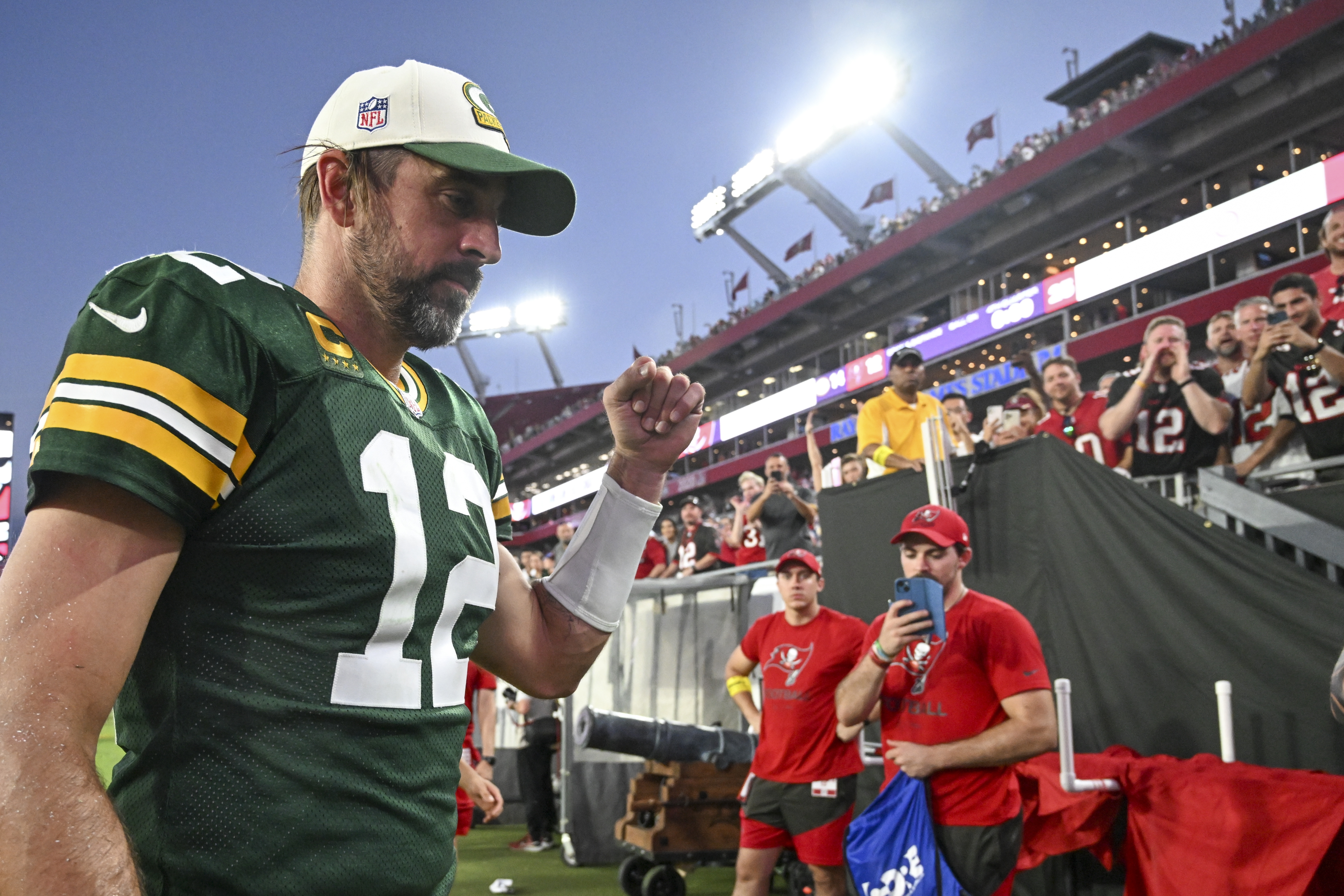 Rodgers throws for two TDs, Packers hold off Bucs - The Globe and Mail