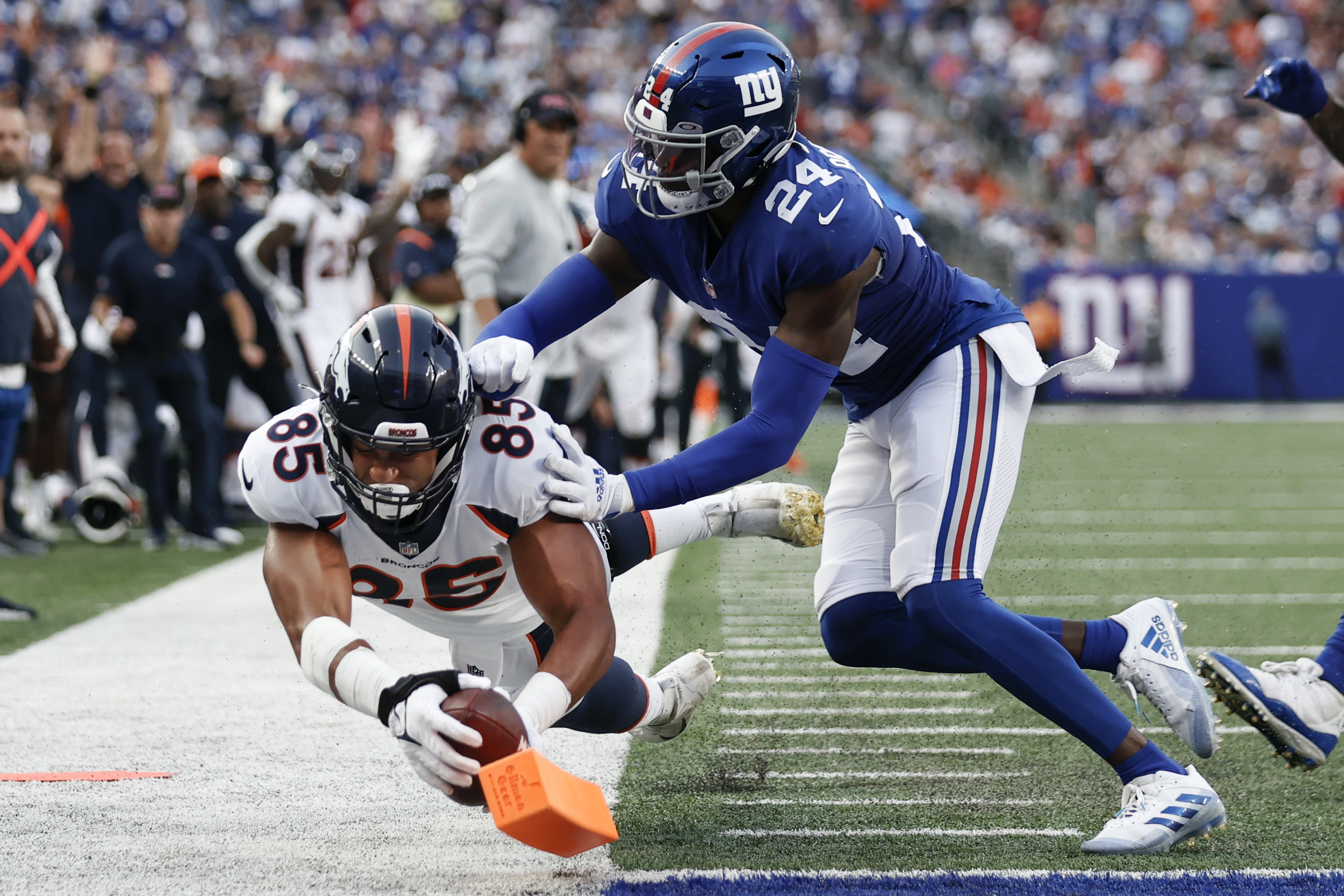 Teddy Bridgewater throws 2 TDs, Broncos pound Giants 27-13