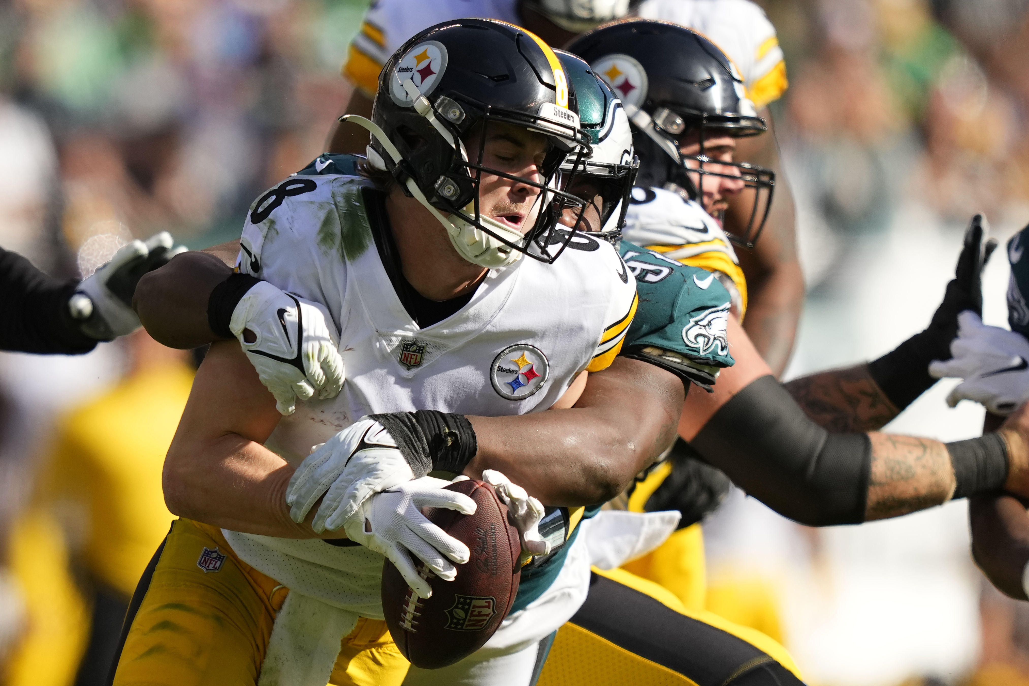 Hurts, Brown power unbeaten Eagles past Steelers 35-13