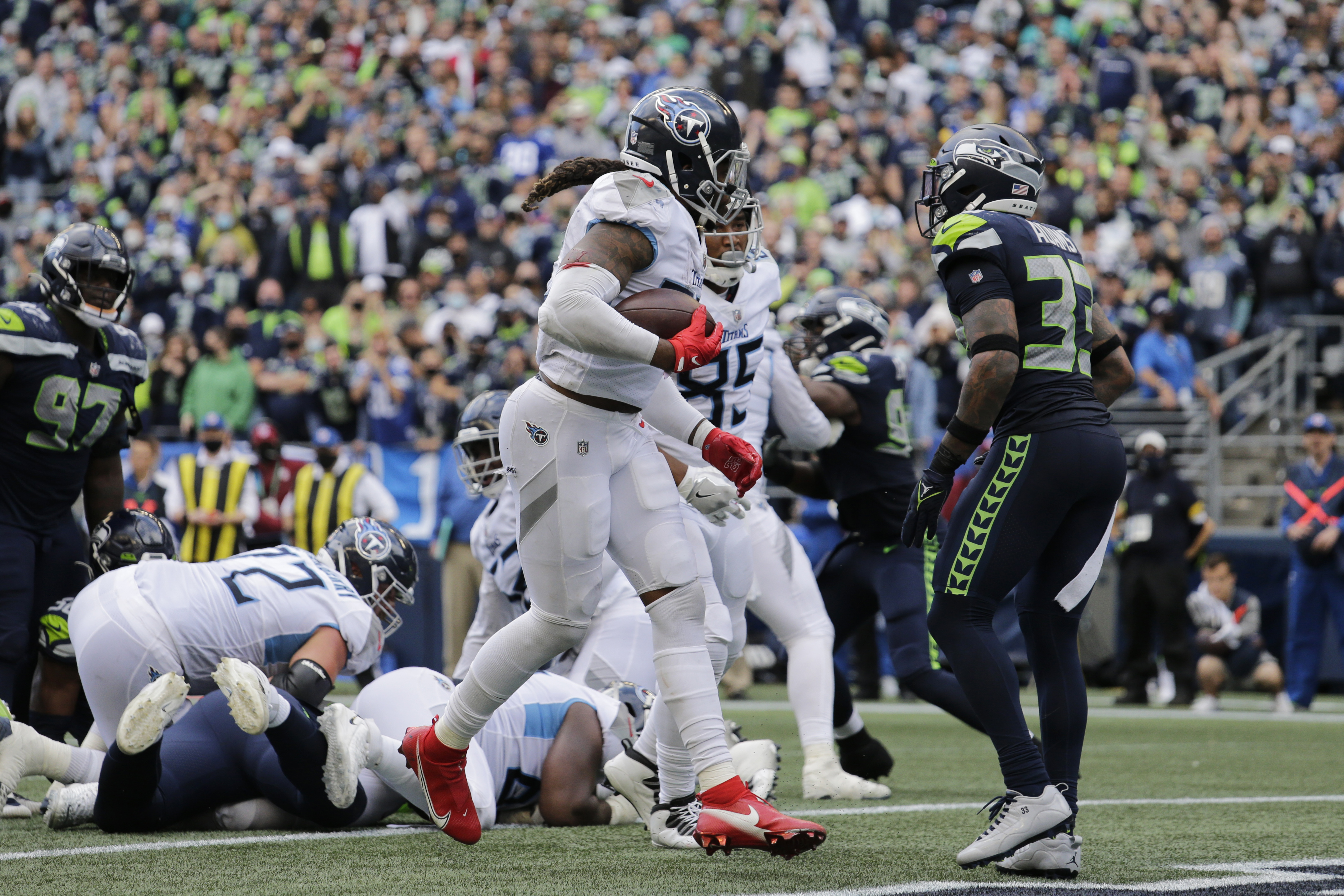 King Henry leads Titans' late rally to stun Seahawks 33-30 – KXAN