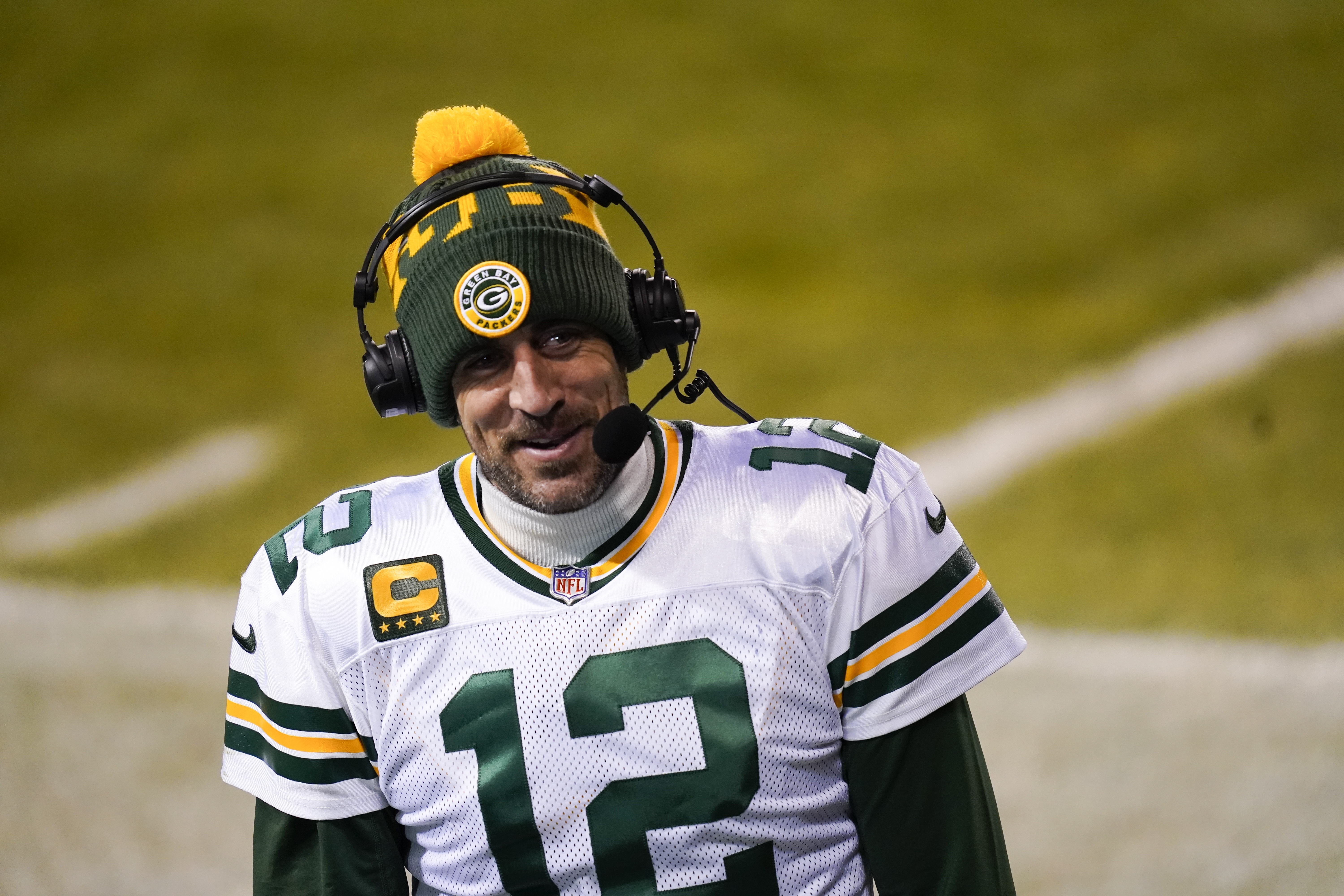 Rodgers throws 4 TDs, Packers beat Bears 35-16 for top seed