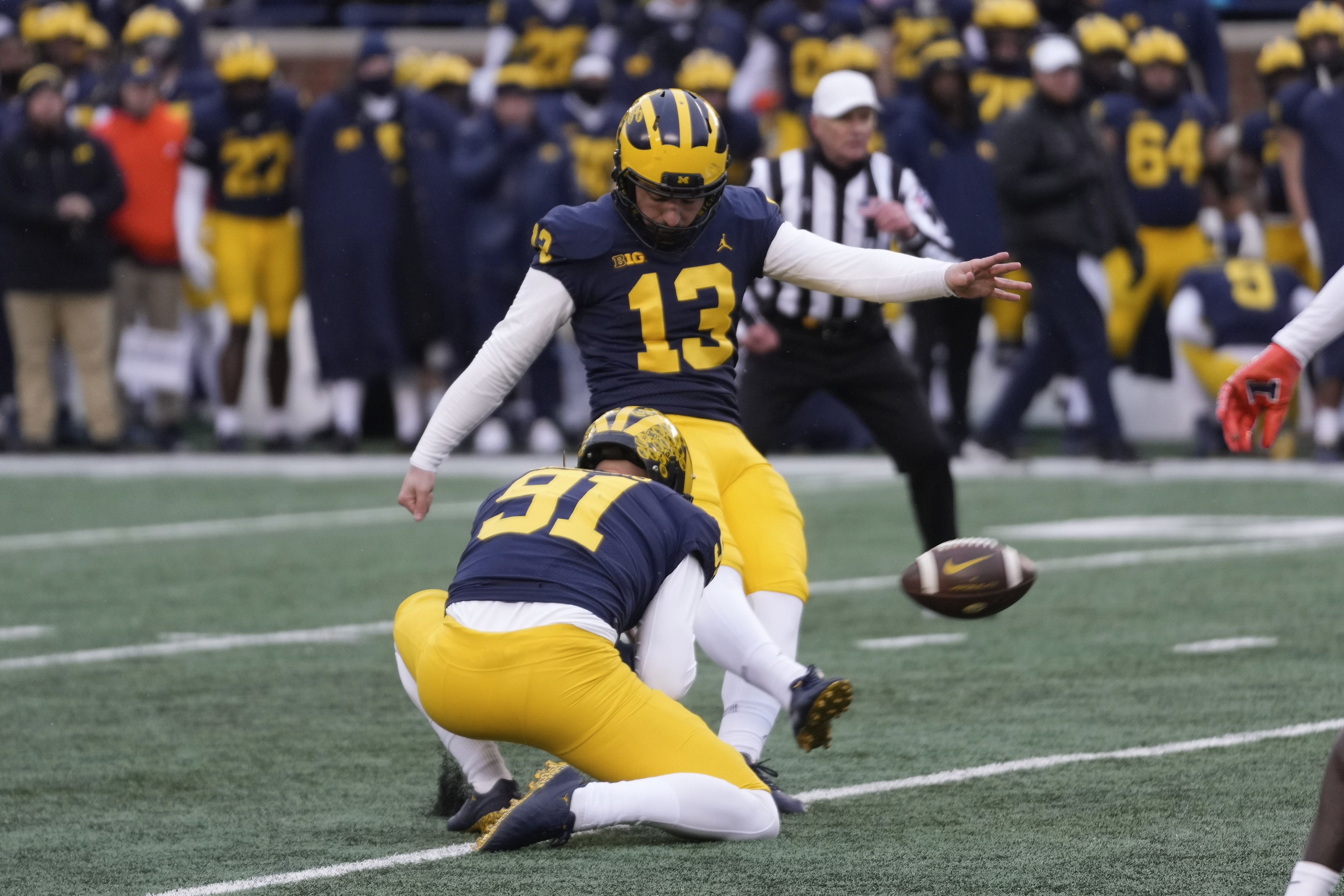 No. 3 Michigan beats Illinois 19 17 after Corum hurts knee