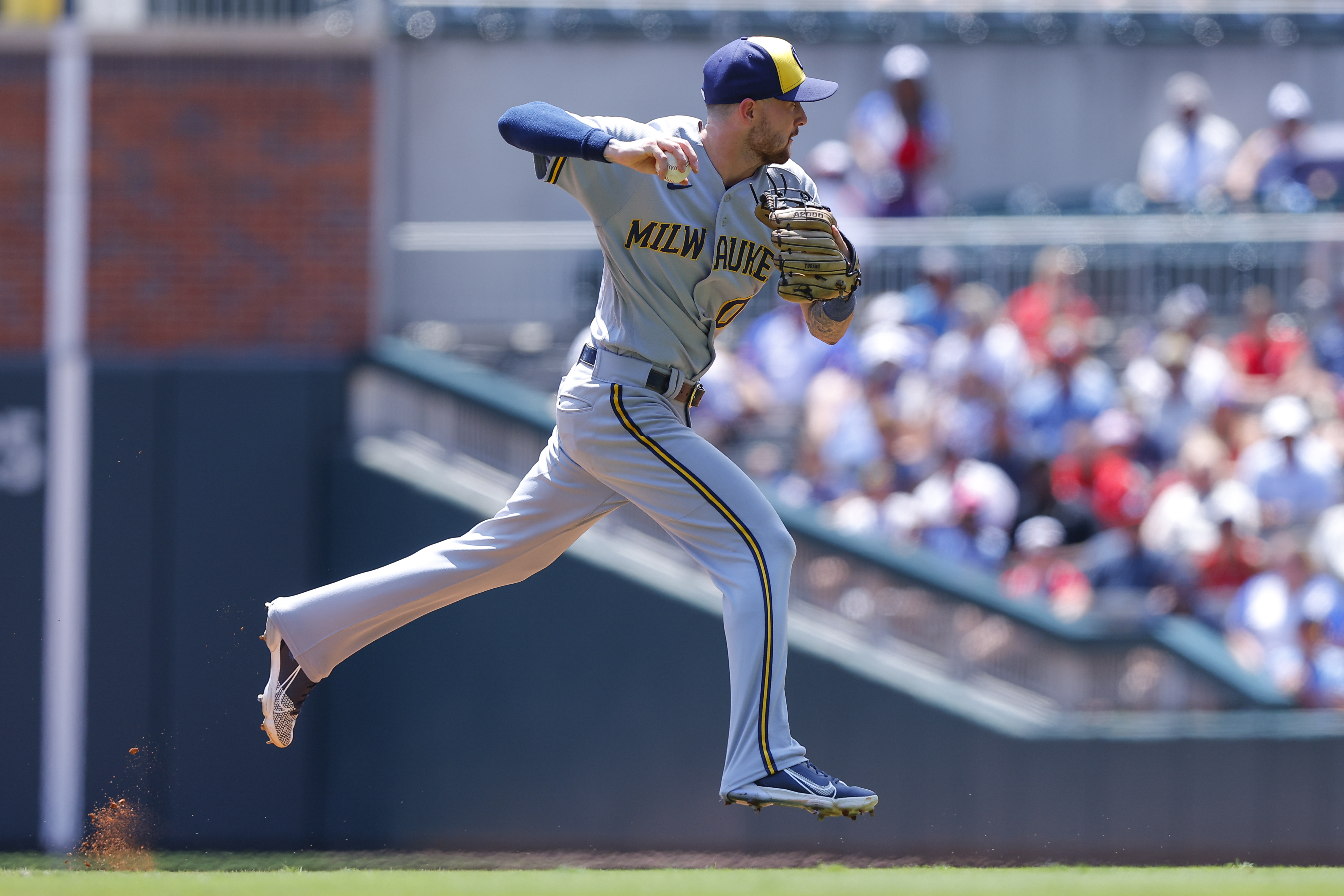 Olson drives in 5 with 2 HRs, including go-ahead shot, as Braves