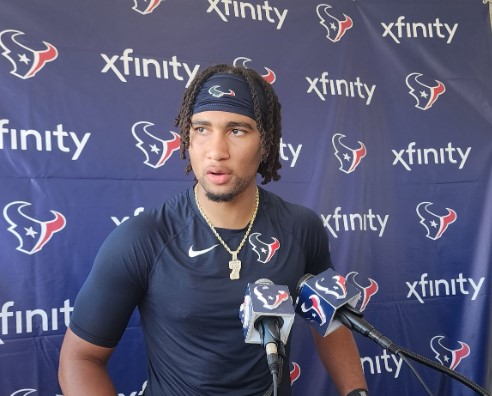 Texans S Jalen Pitre hospitalized with bruised lung after taking knee to  chest in loss to Ravens