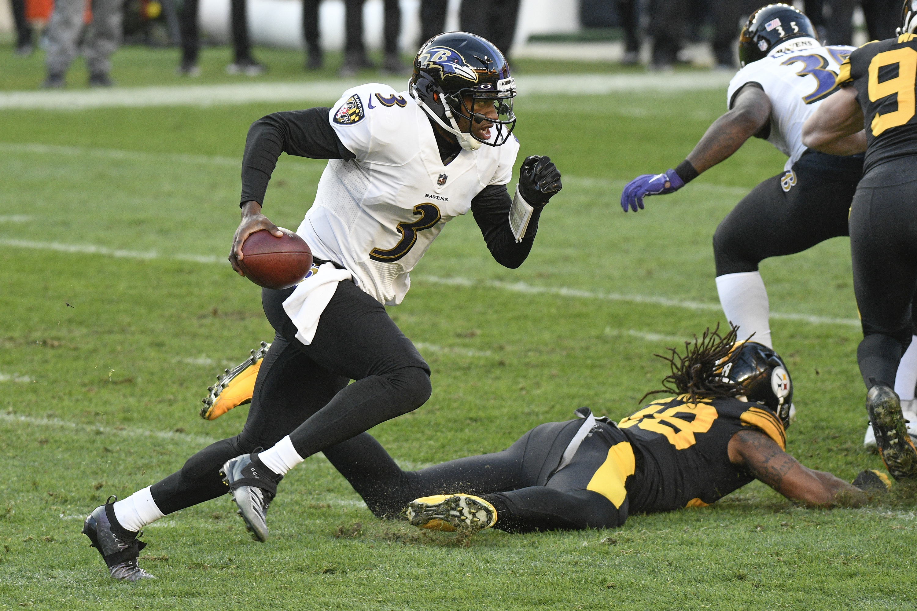 Steelers overcome rust, short-handed Ravens to move to 11-0