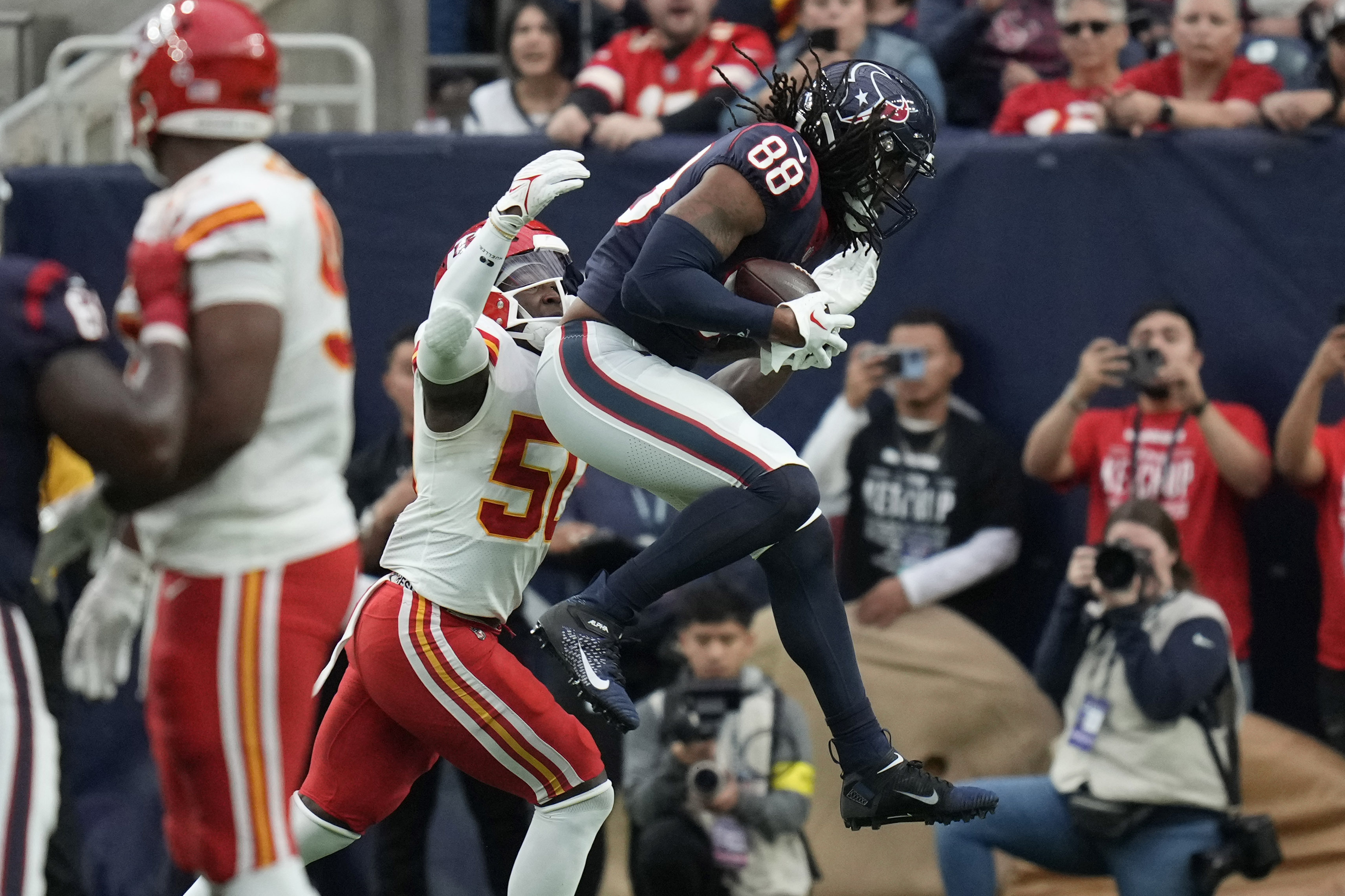 Houston, USA. 18th Dec, 2022. Kansas City Chiefs JERICK MCKINNON (1) runs  for a touchdown in the first half during the game between the Kansas City  Chiefs and the Houston Texans in