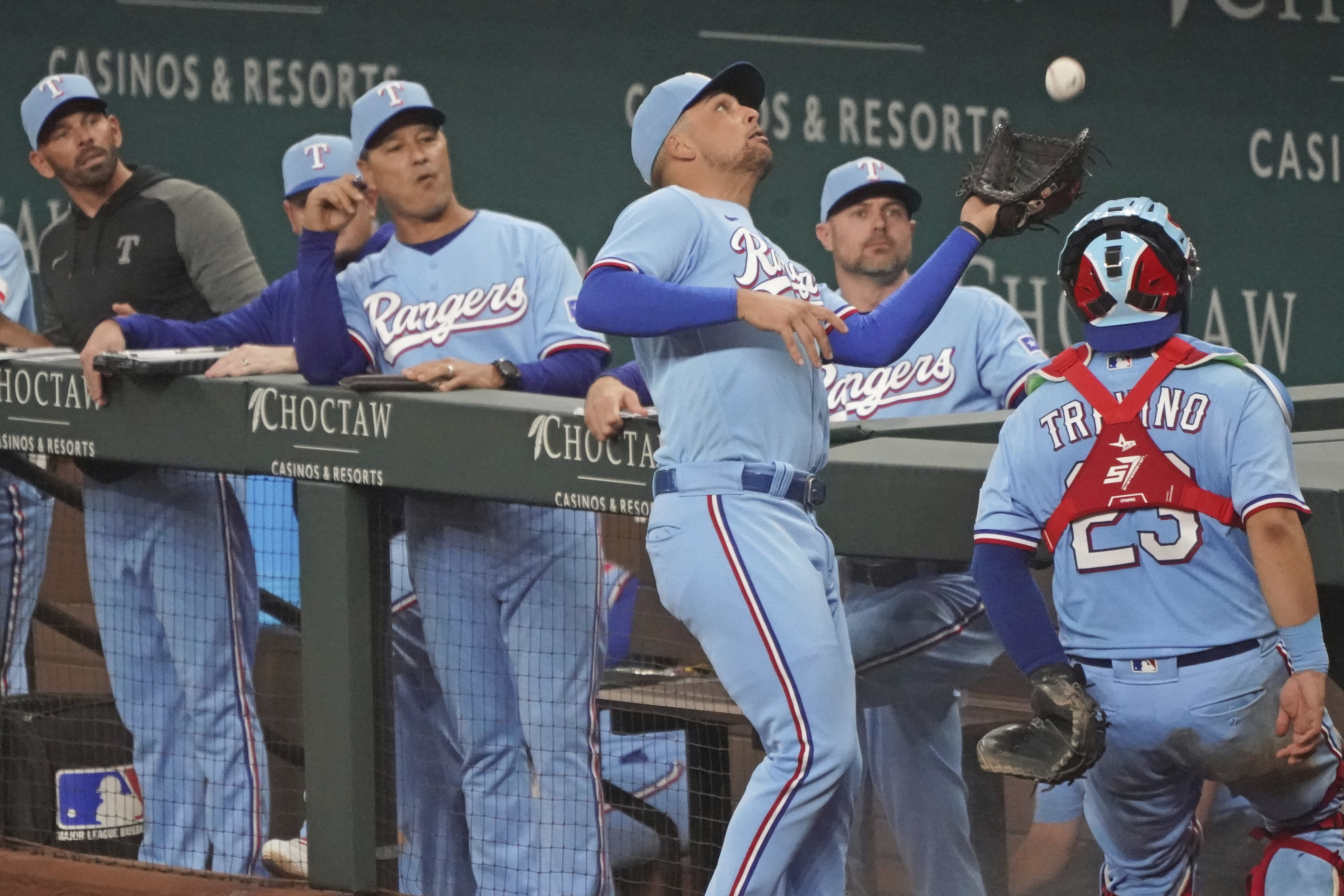 Rangers rally past Mariners 