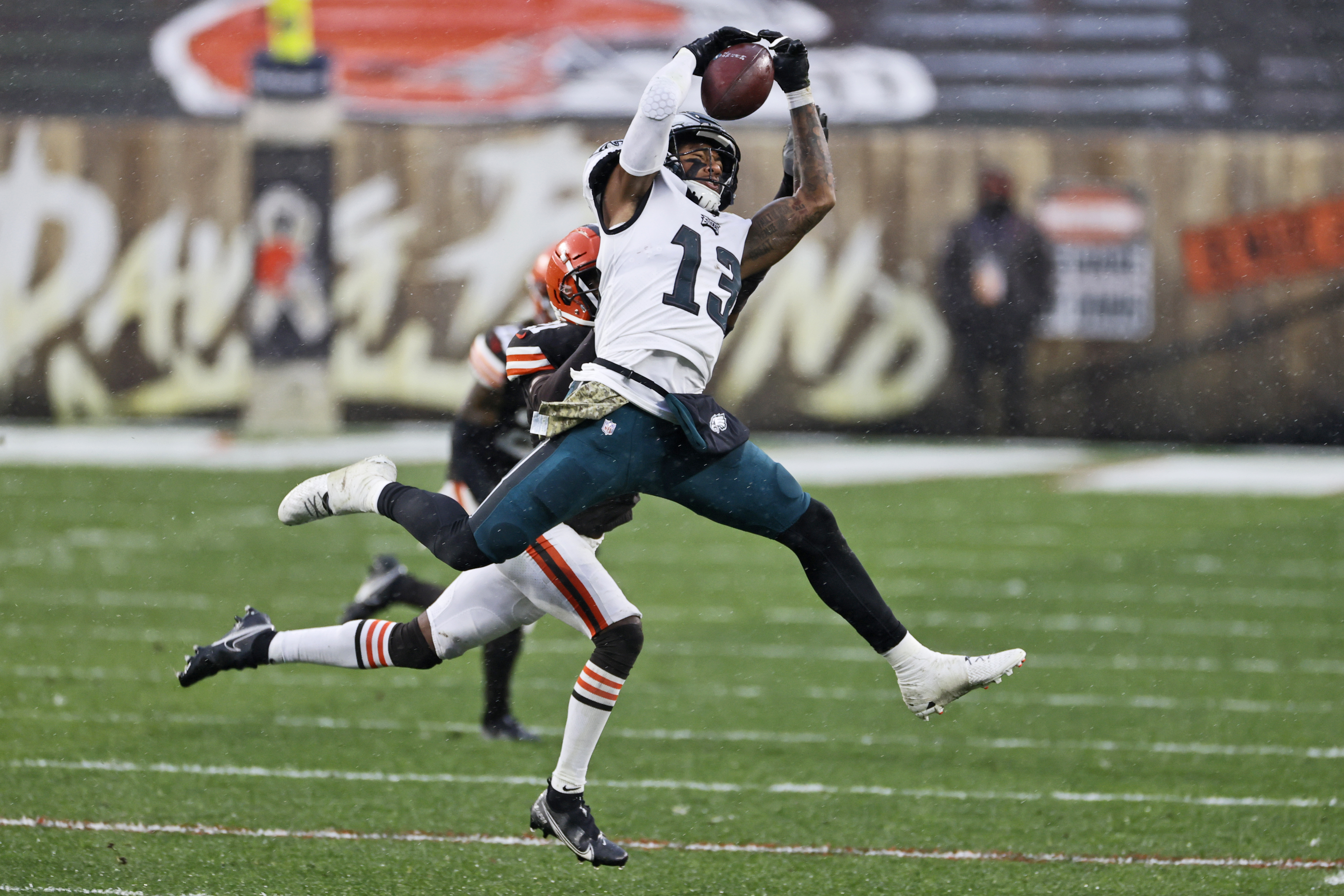 Browns step up without Garrett, down Eagles in steady rain