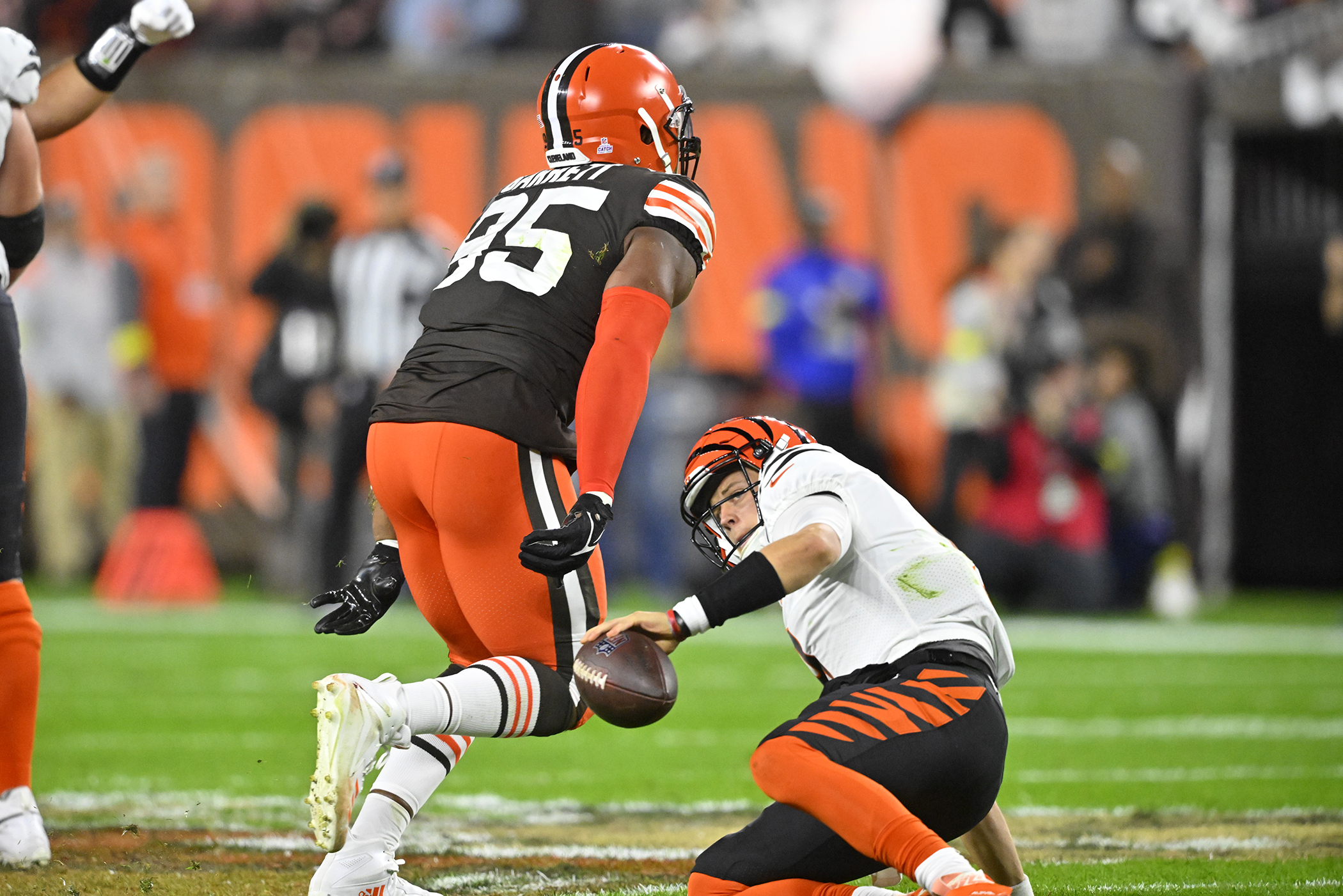 Chubb runs for 2 TDs, Browns blast Burrow, Bengals 32-13