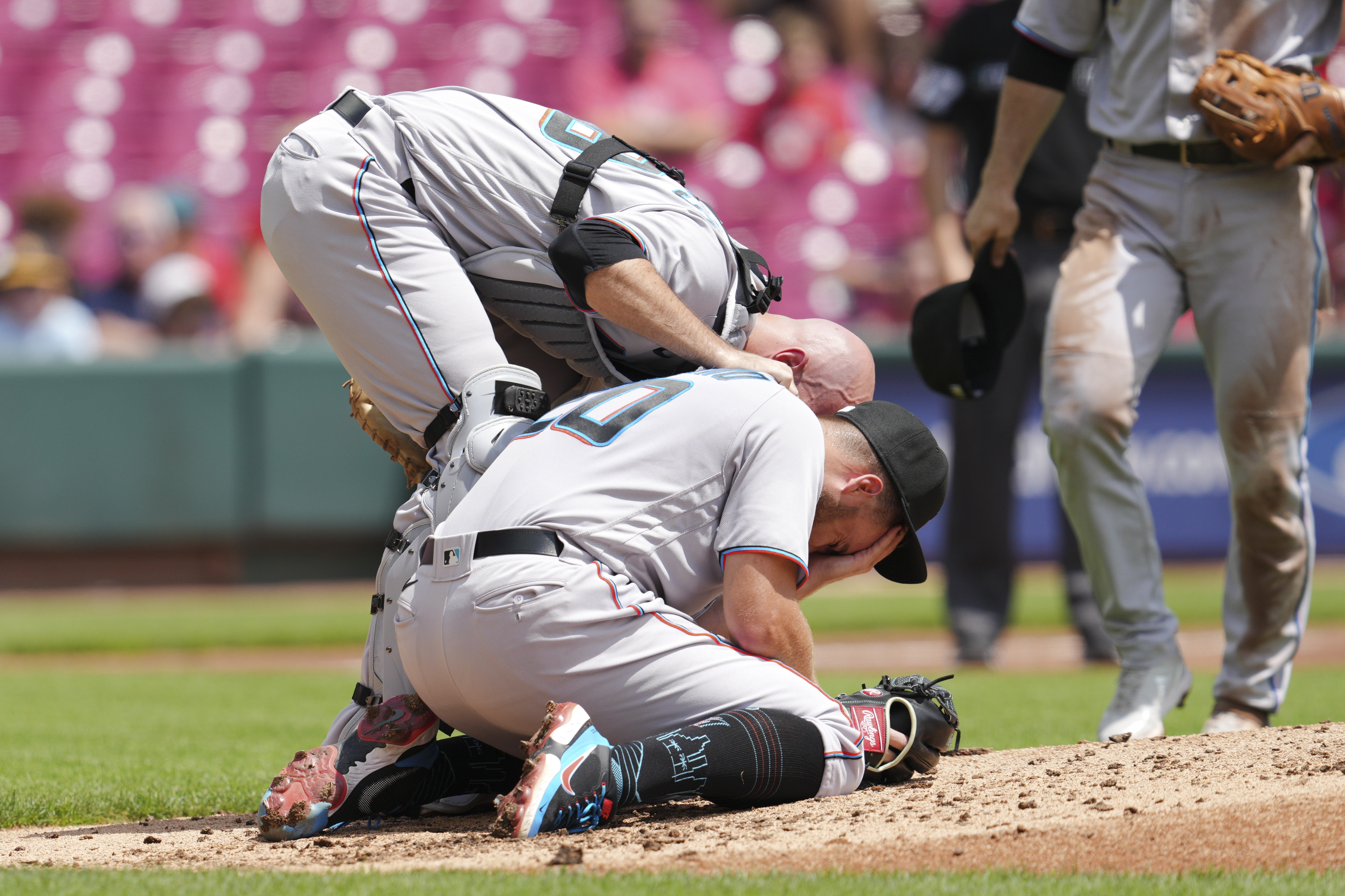 Castillo stays on a roll, Ks eight as Reds beat Marlins 5-3