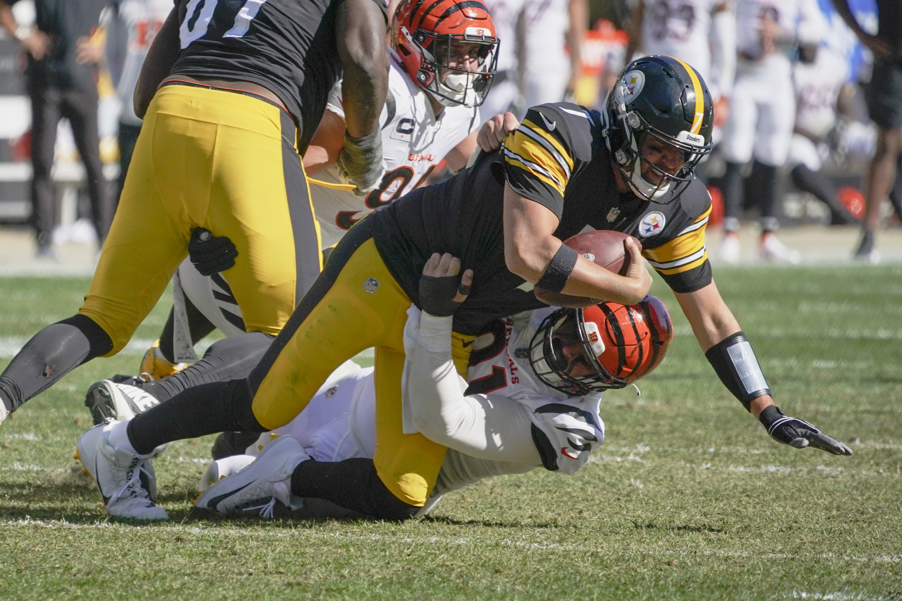 Burrow throws 3 TDs, Bengals drop listless Steelers 24-10