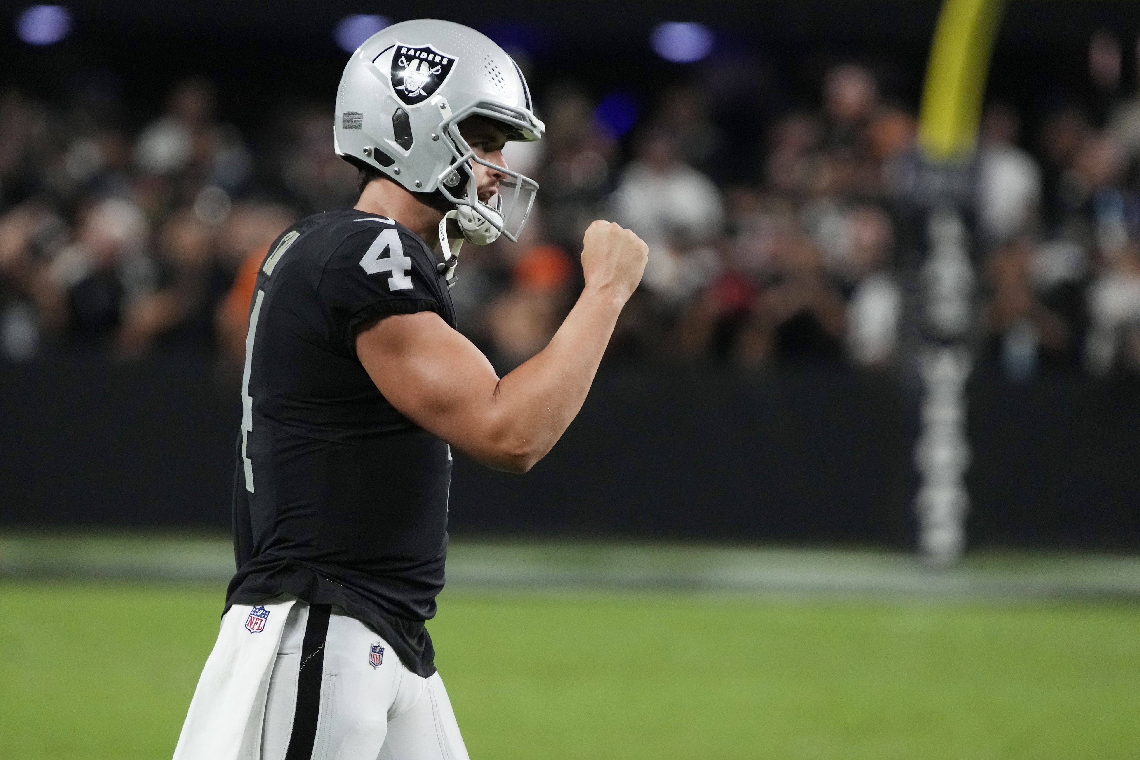 Raiders win: Derek Carr relies on Bryan Edwards, Zay Jones