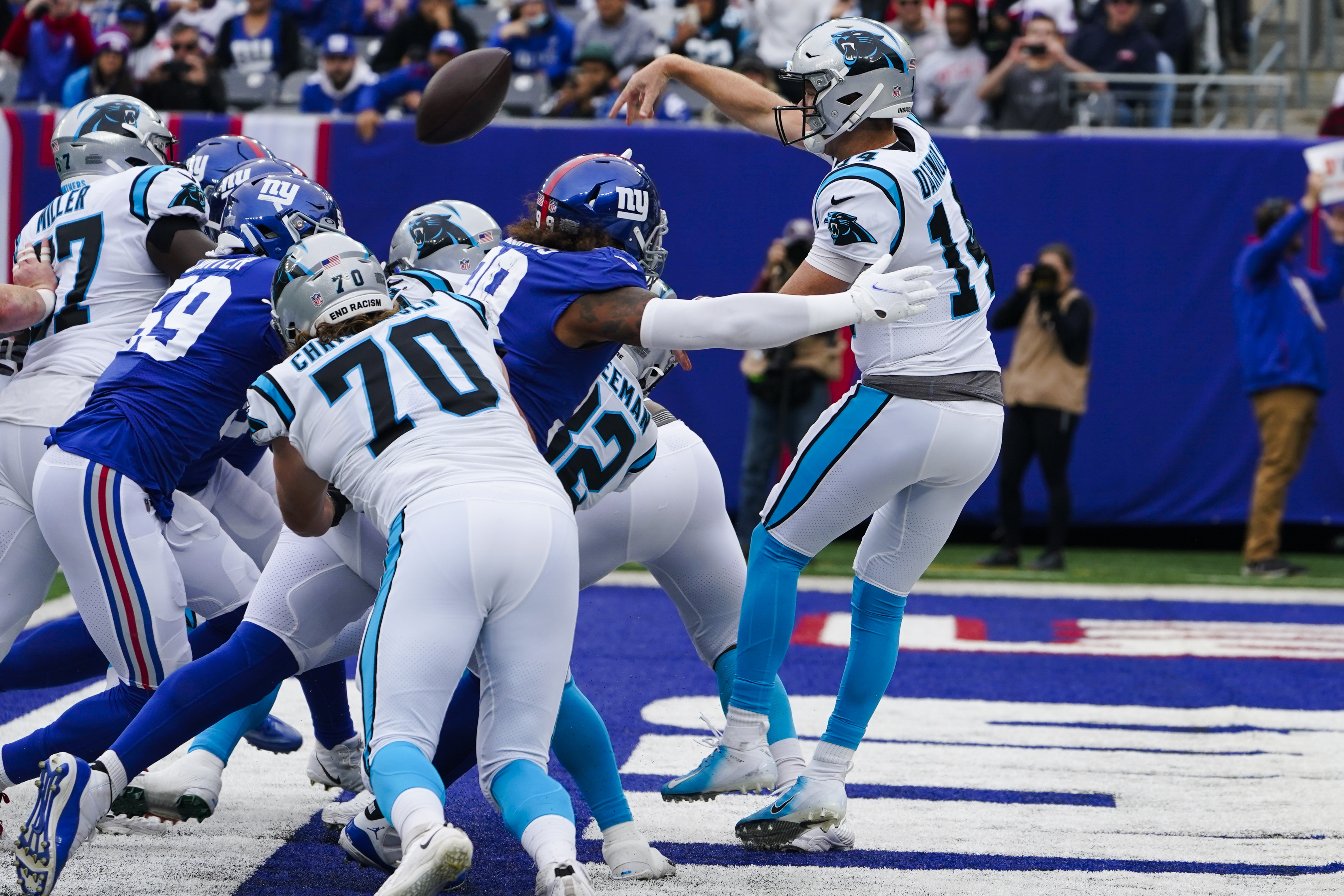 Video: Postgame Meeting Between Tom Brady, Taylor Heinicke - The