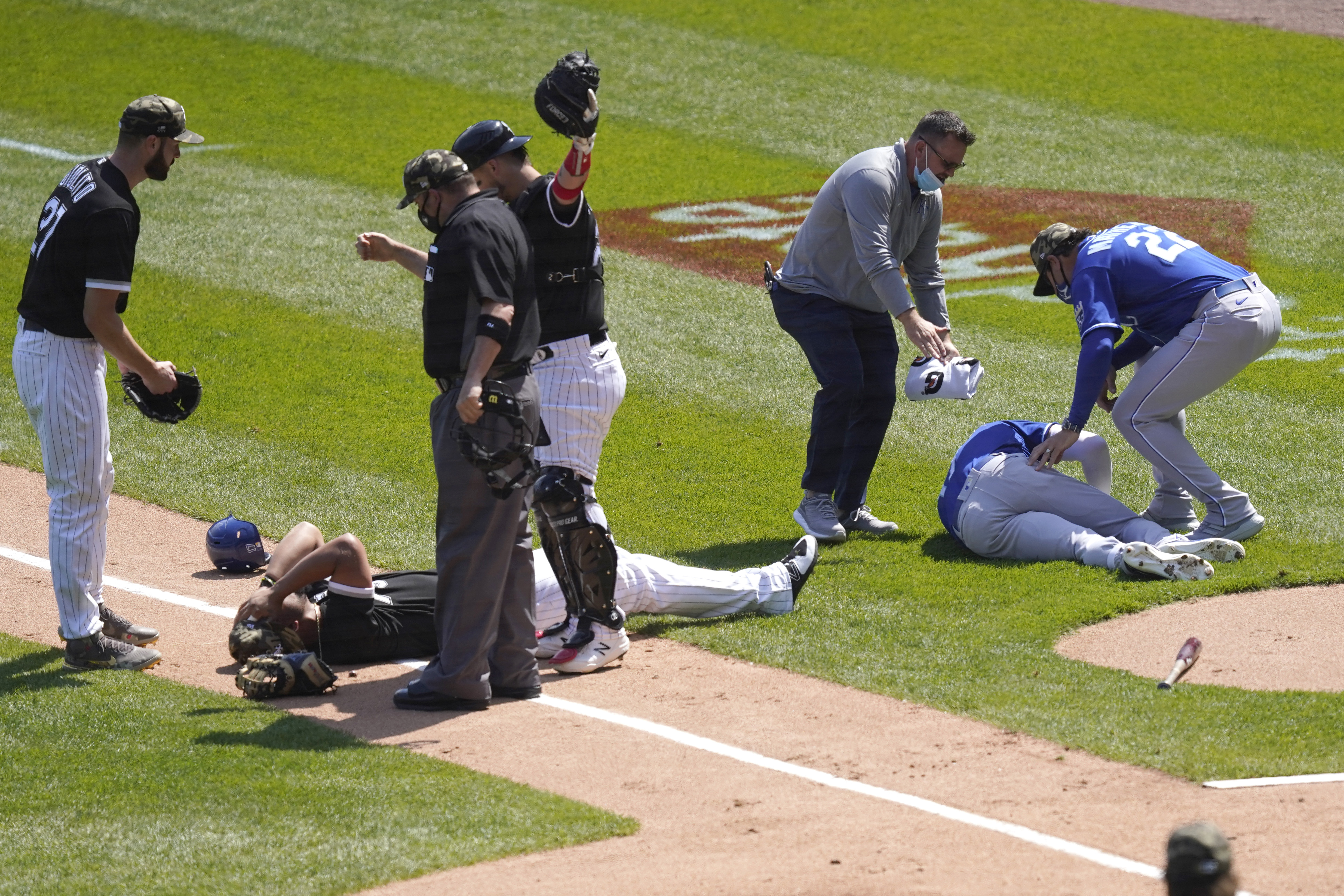 White Sox catcher Grandal leaves game against Yankees with sore