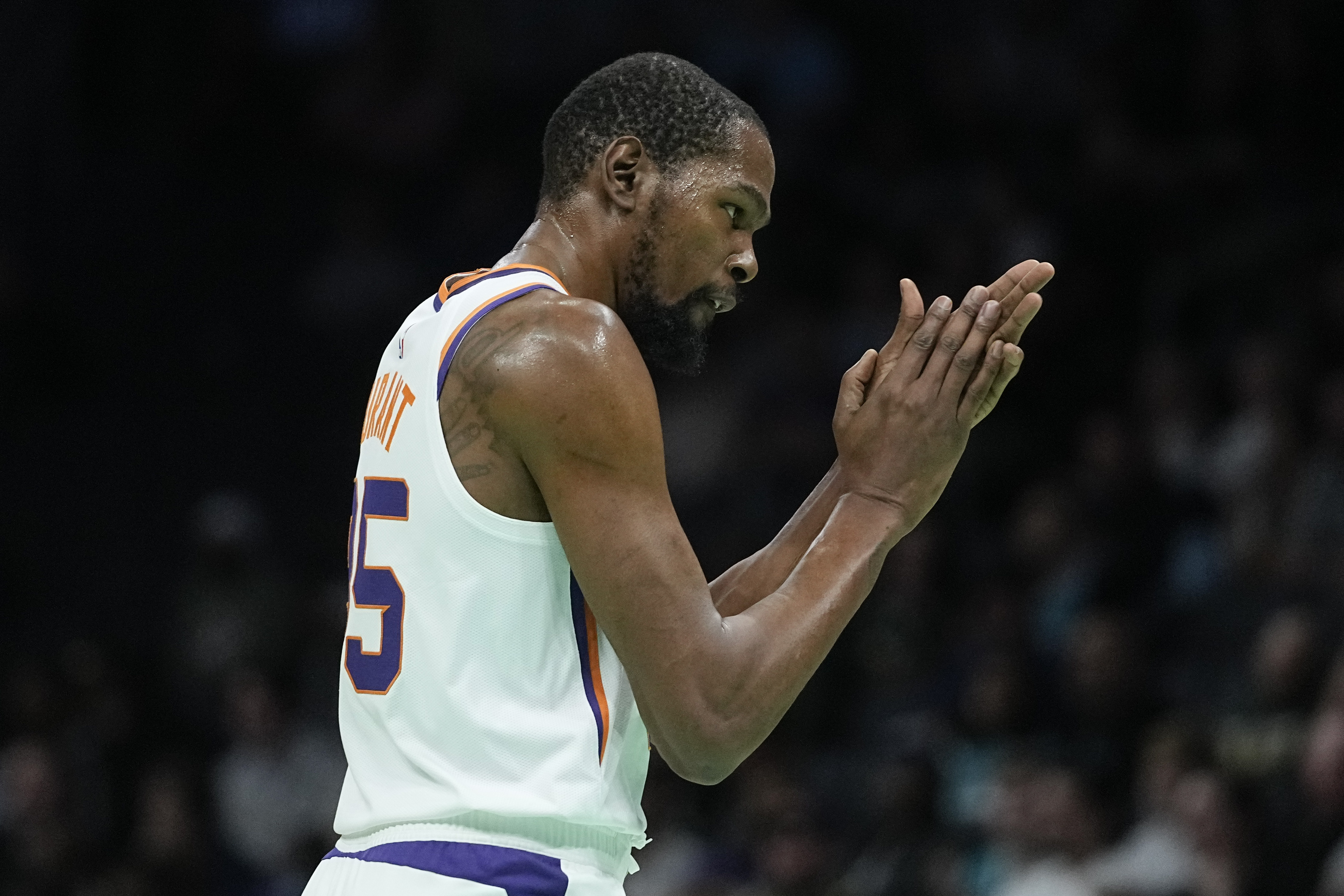 Kevin Durant scores 23 points in Charlotte in Suns debut