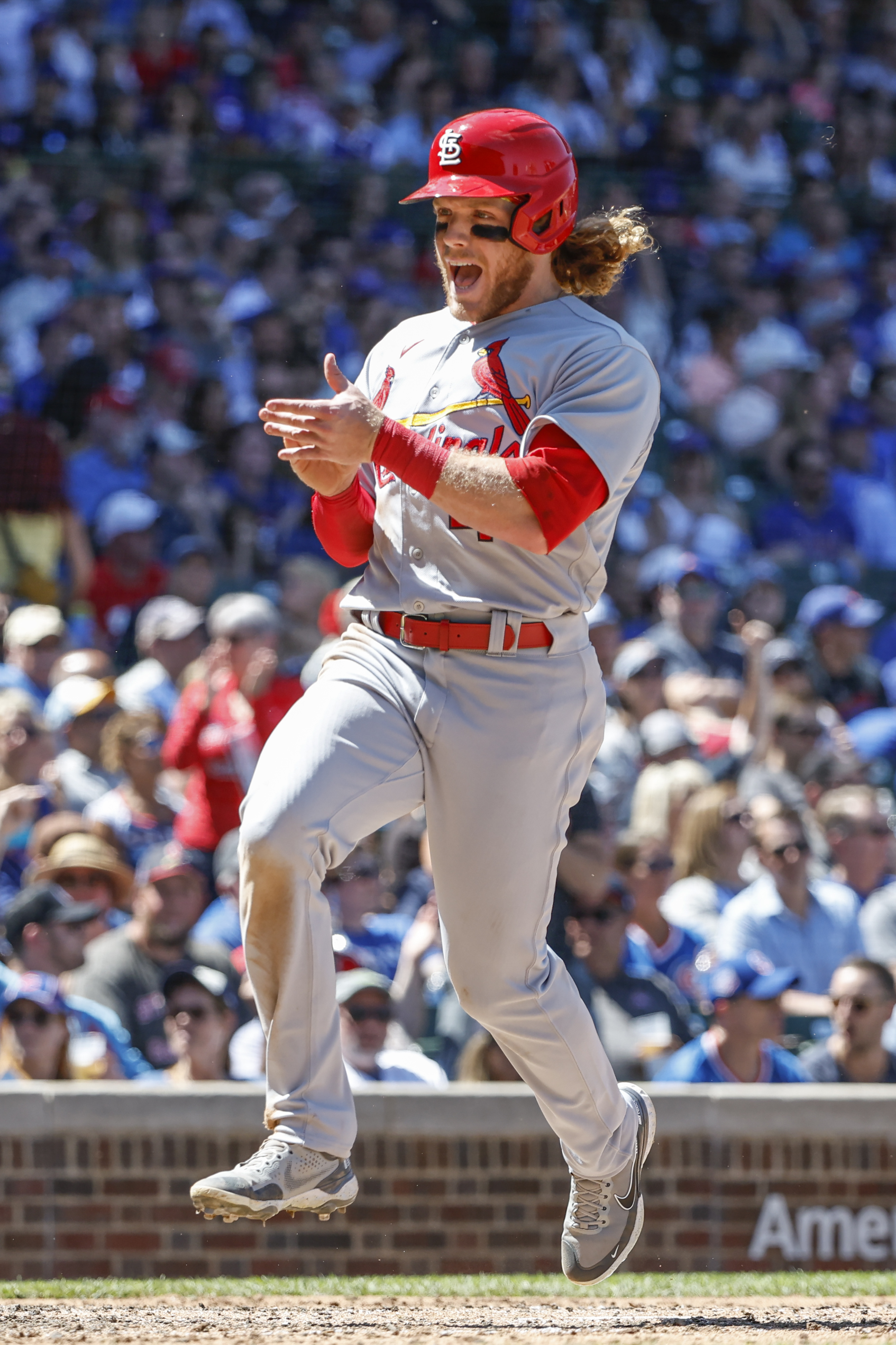 Goldschmidt homers, runs hit streak to 25 as Cards beat Cubs