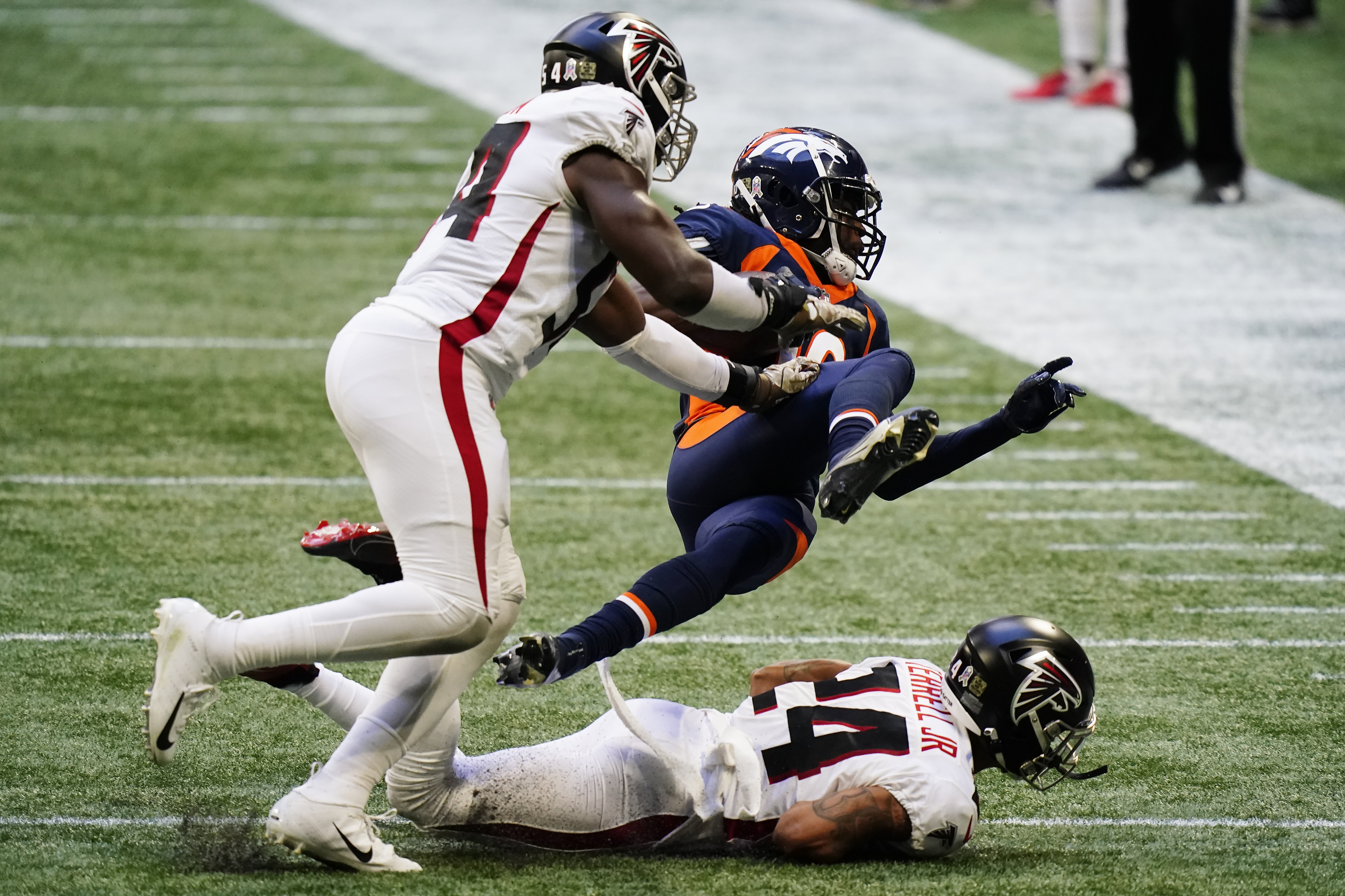 Albert Okwuegbunam, Demar Dotson leave #DENvsATL after injuries