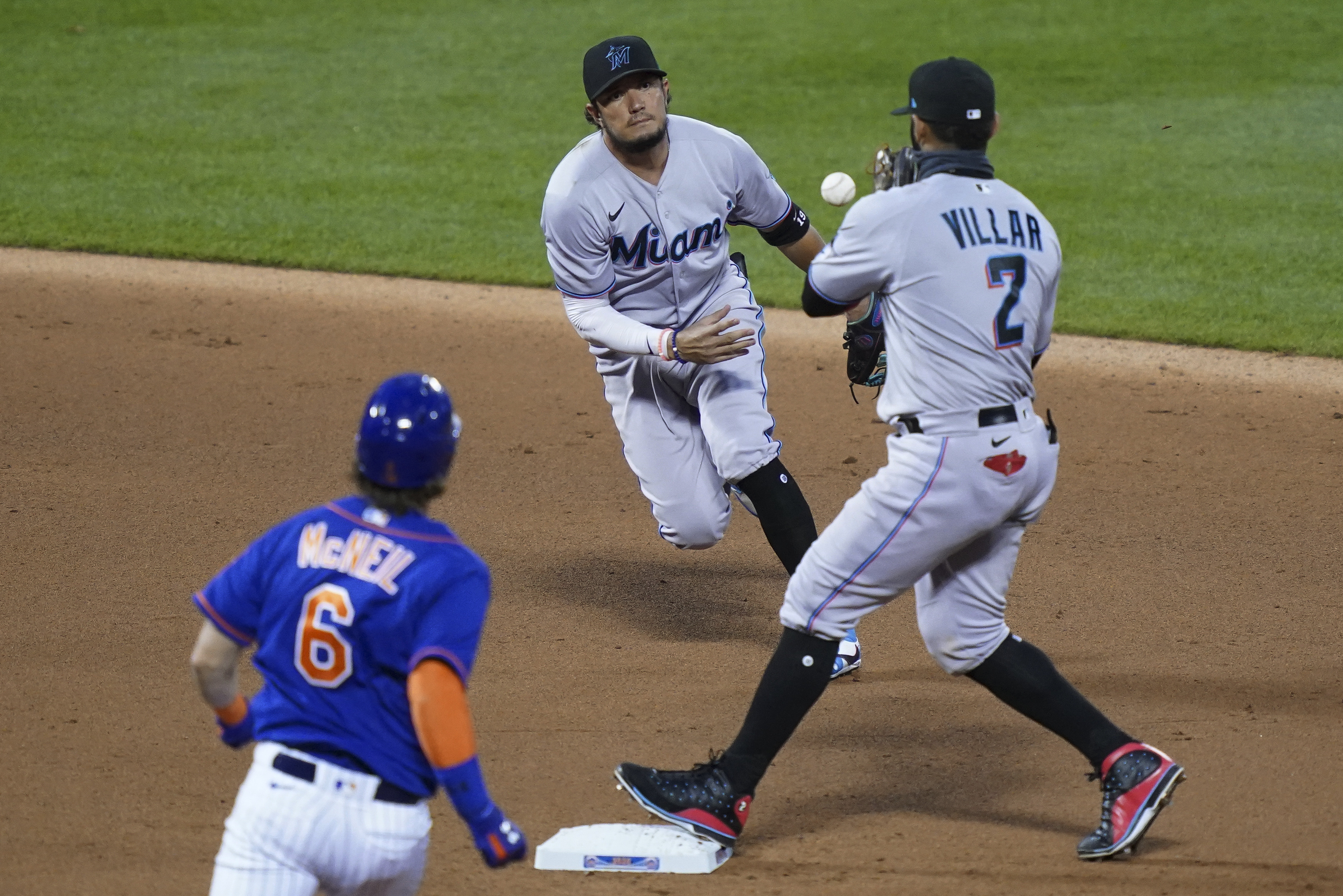 Marlins break through late for doubleheader split with Mets - CBS New York