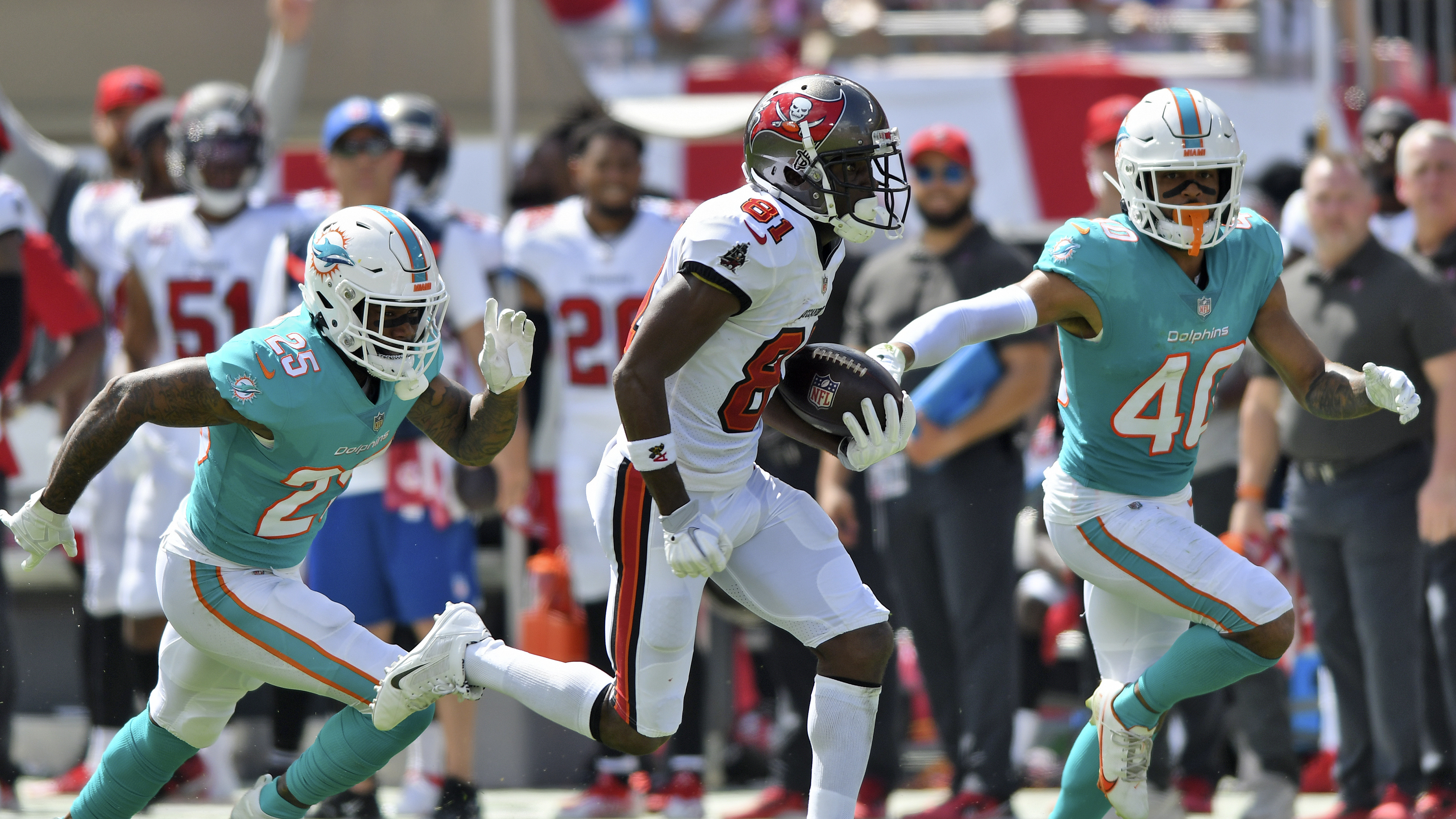Brady's 5 TD passes pace Bucs' 47-15 rout of Dolphins