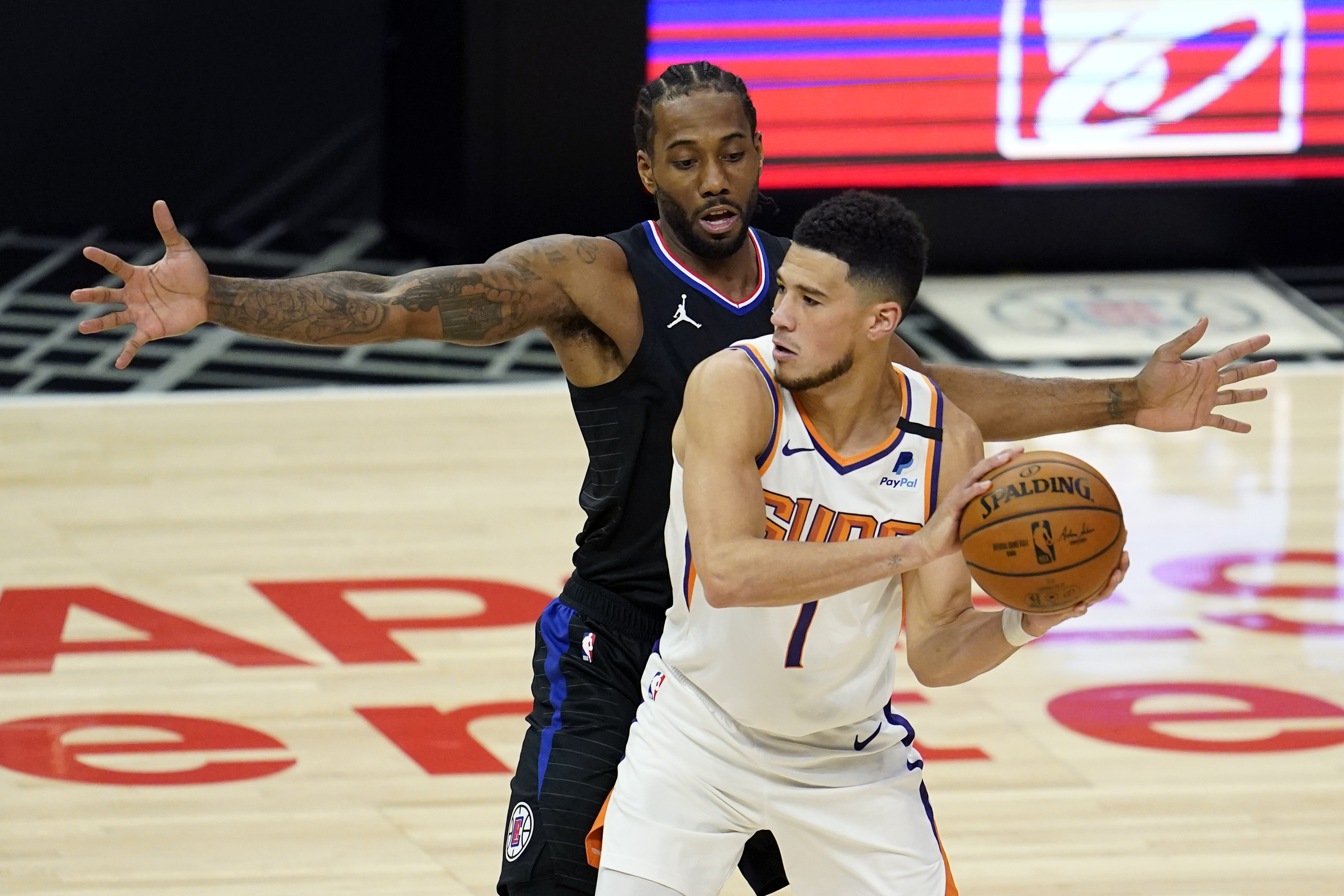 Clippers finally snap Suns' win streak, take Game 3 in Western