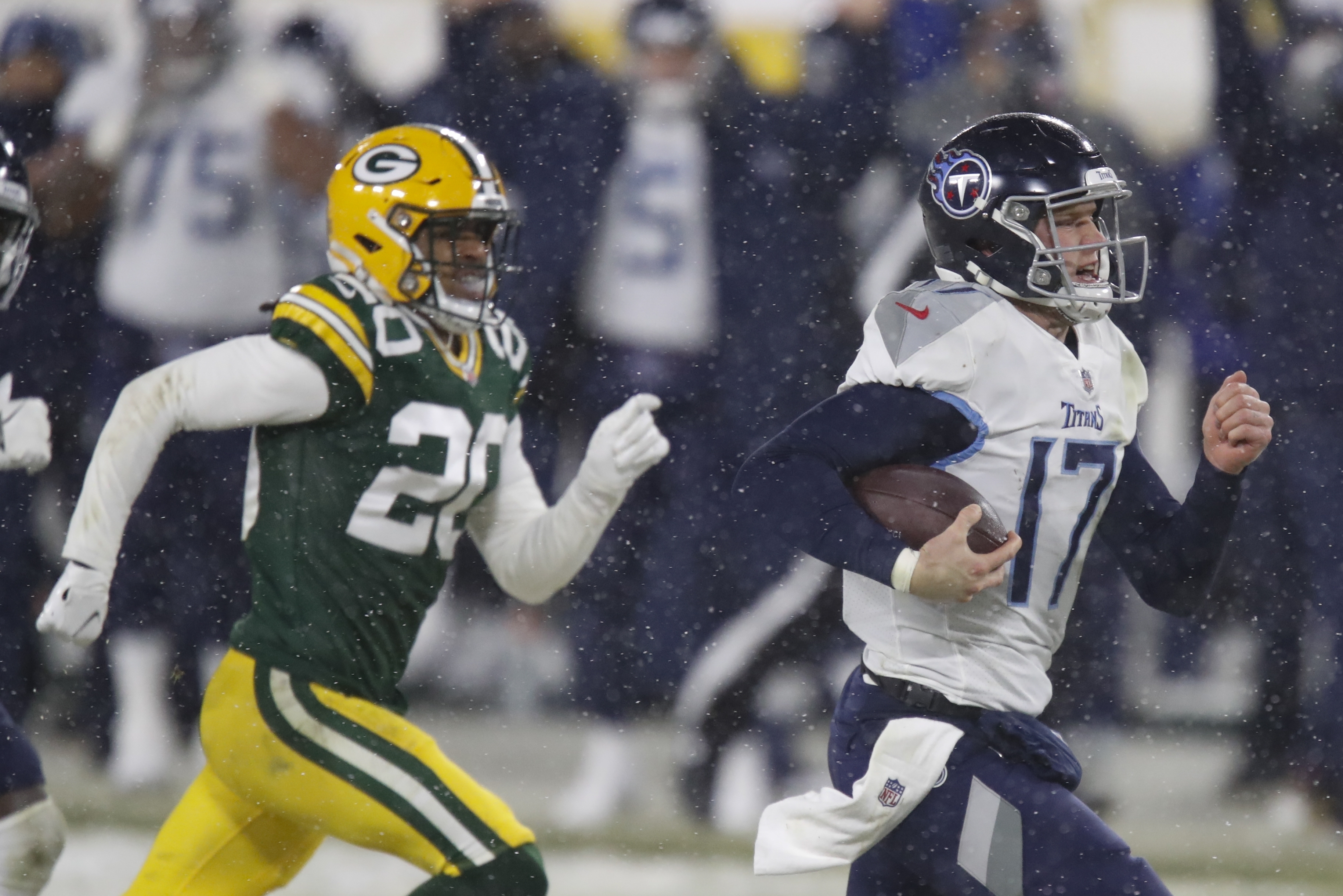 Adams shines in snow as Packers trounce Titans 40-14