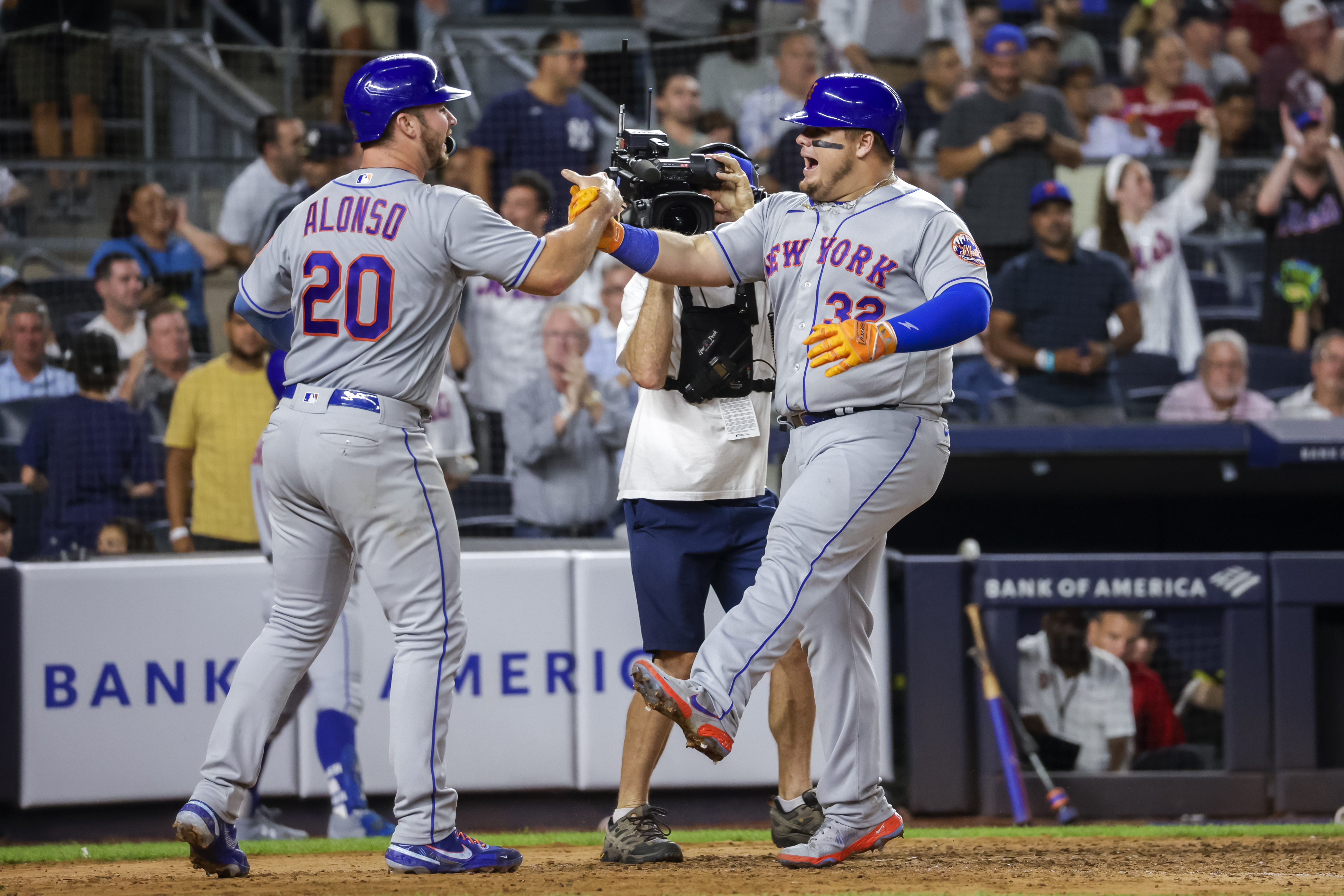 Alonso has big night, Mets beat Yankees 9-3 in Subway Series