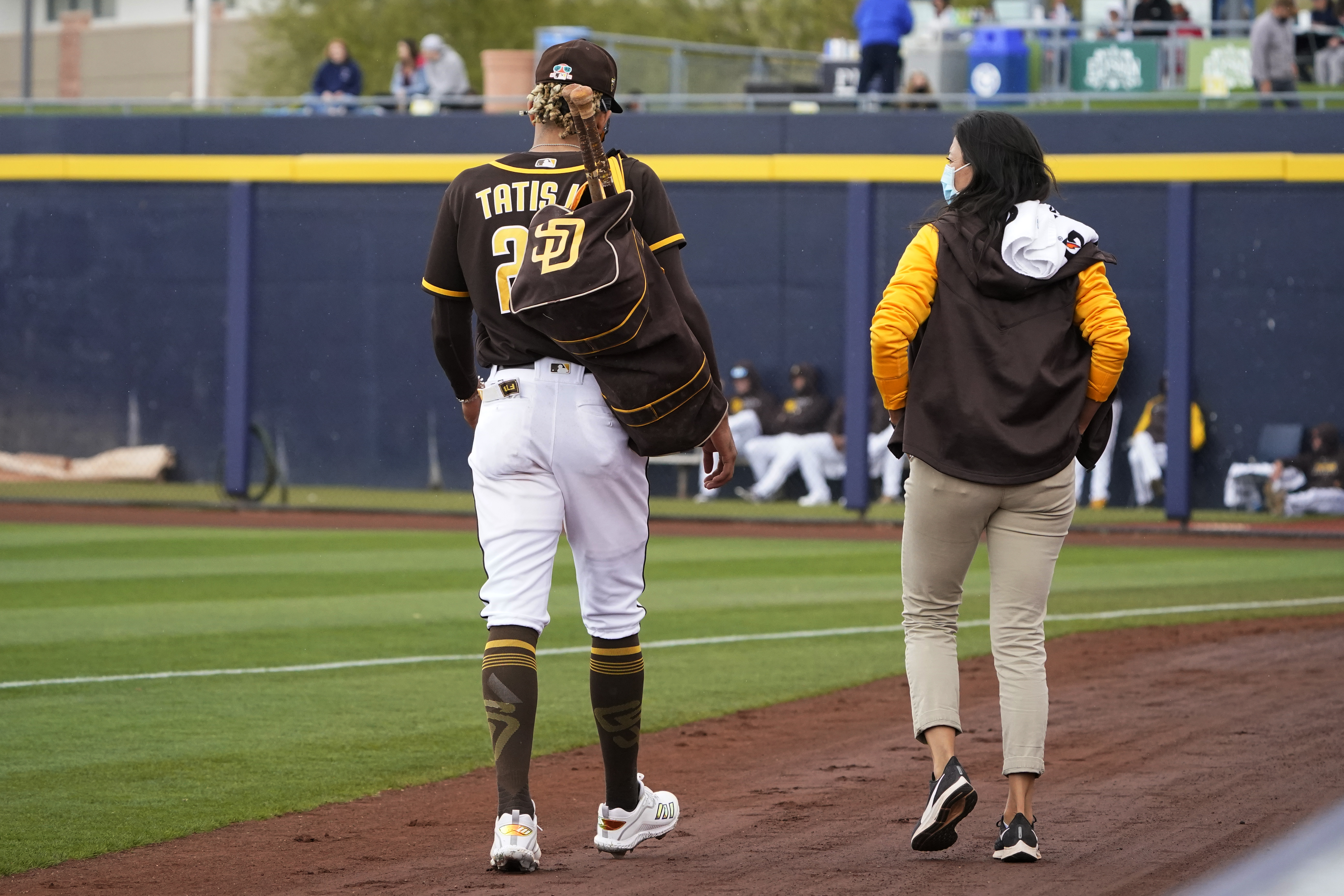 Padres SS Tatis Jr. leaves game with shoulder discomfort – KTSM 9 News