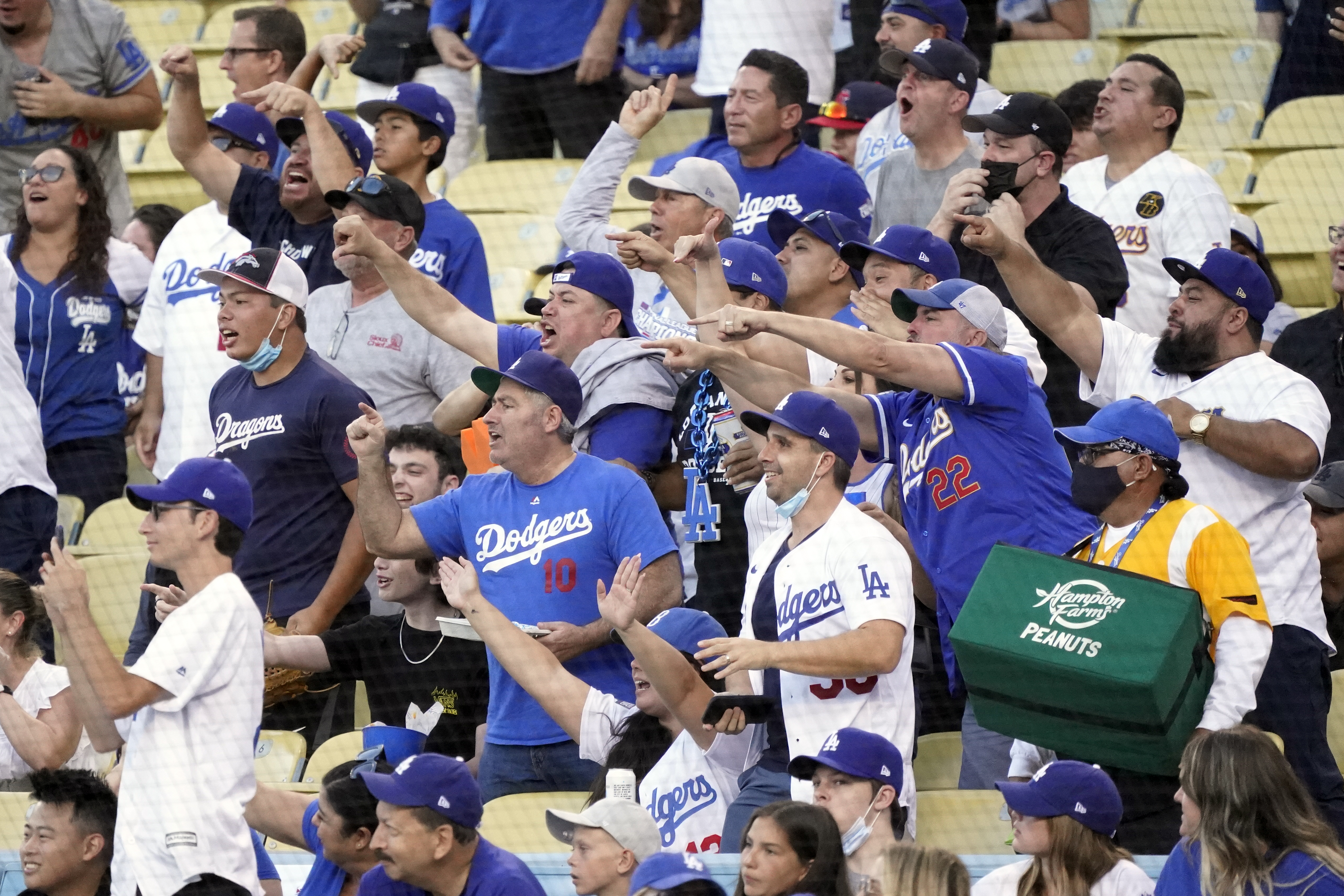 Fans Stunned By Image Of Dodger Stadium During Storm - The Spun