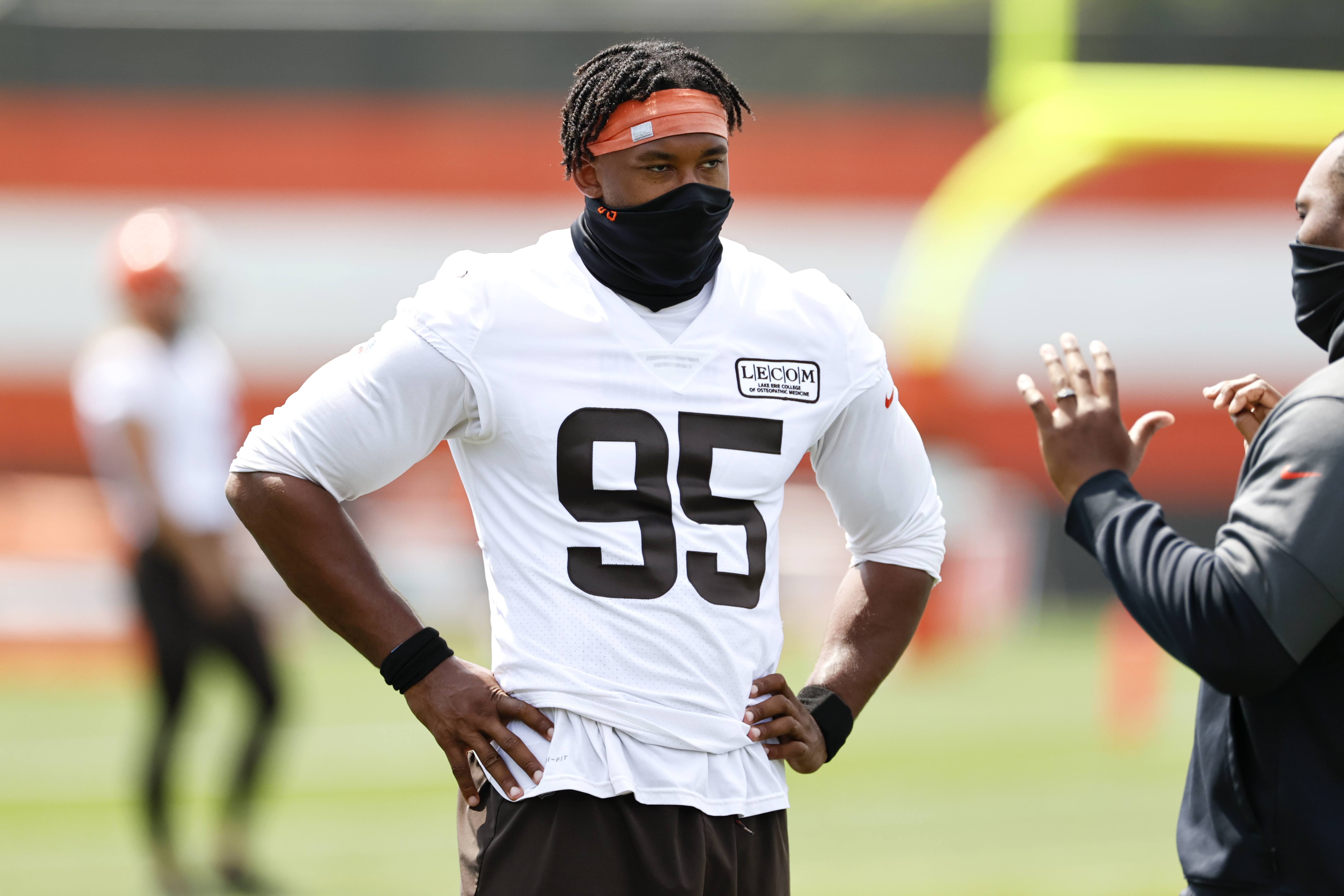 Cleveland Browns quarterback Baker Mayfield (6) and guard Joel Bitonio (75)  talk with head coac …