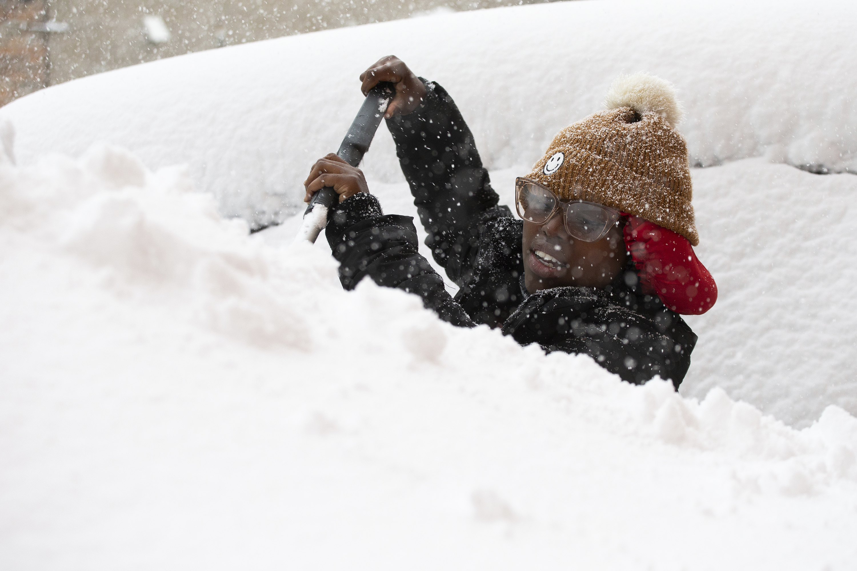 Buffallo Bills fans help players plow snow to reach the airport