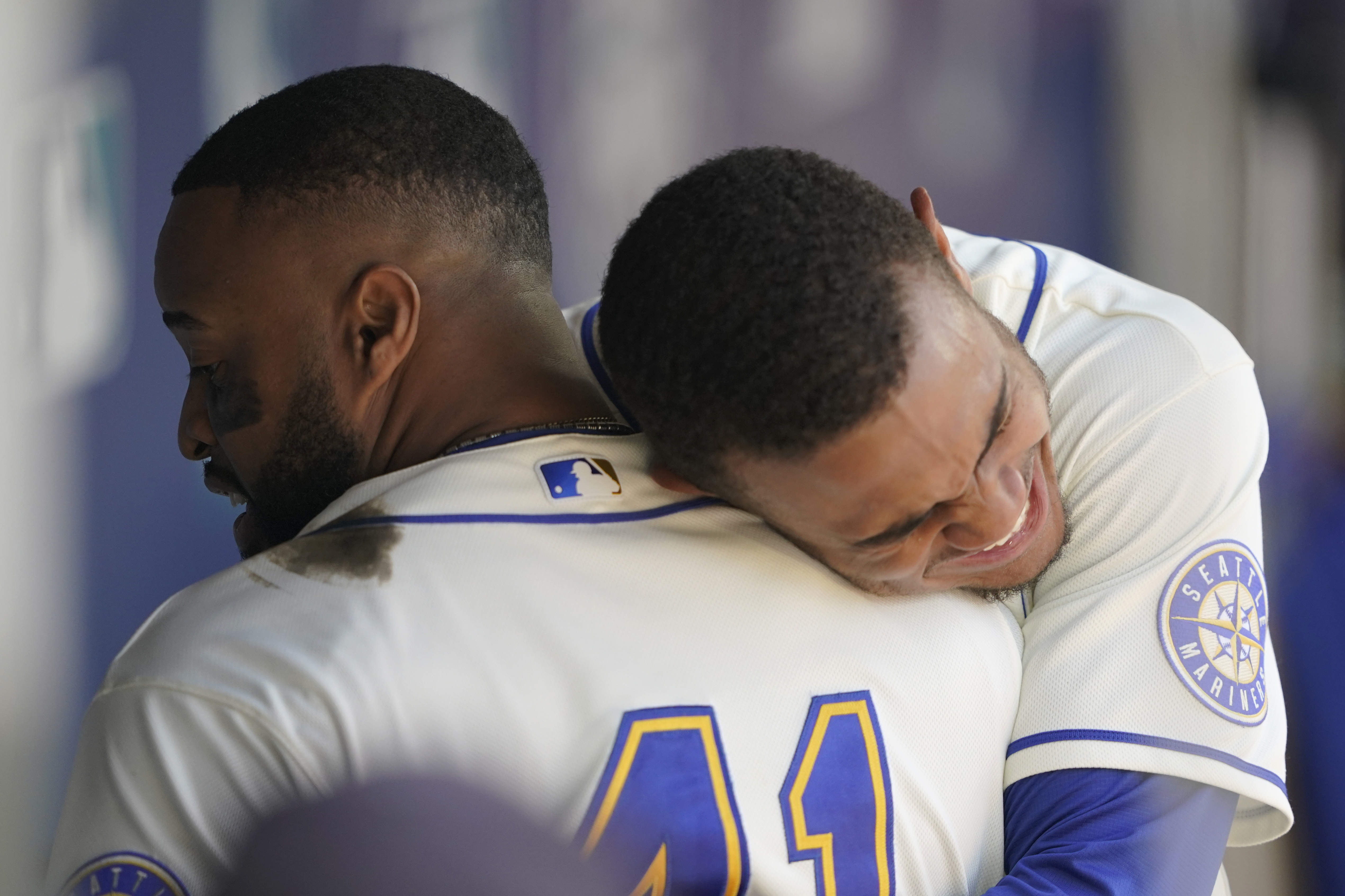 Blue Jays' Guerrero has throw break mitt, M's win 8th in row