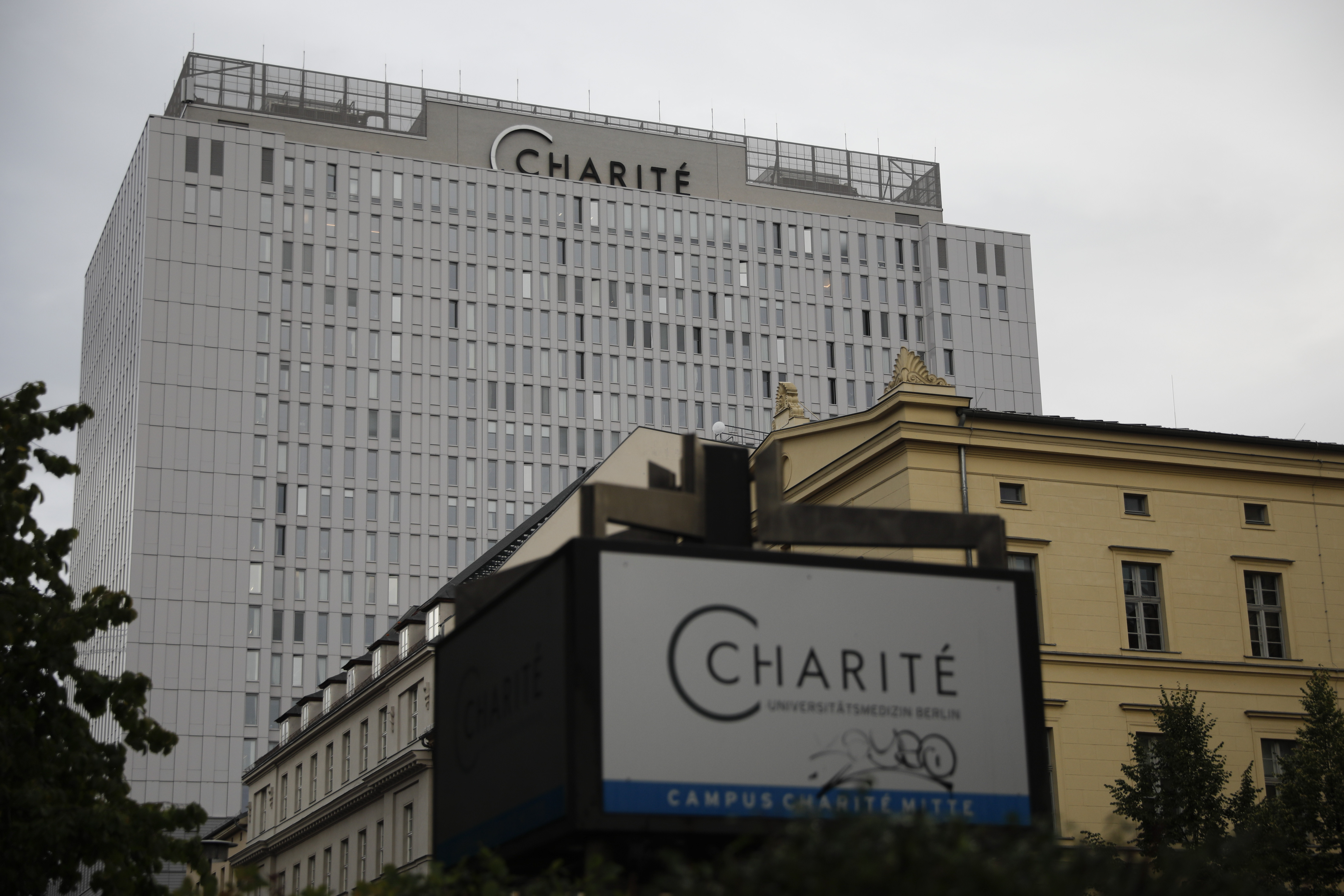 Before and after the fall of the Berlin Wall, image size:6316x4211