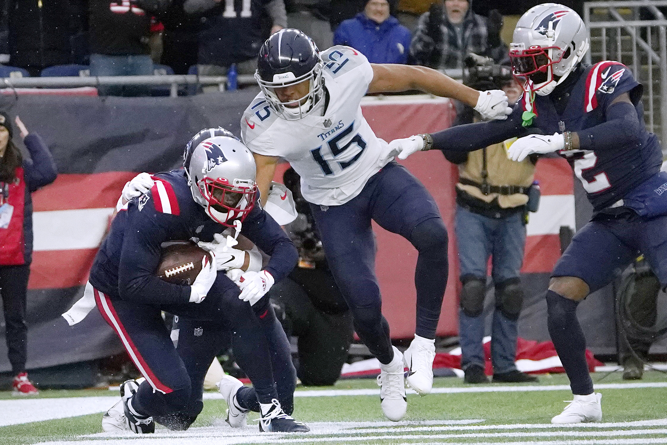 New England Patriots keep rolling; knock off Tennessee Titans for