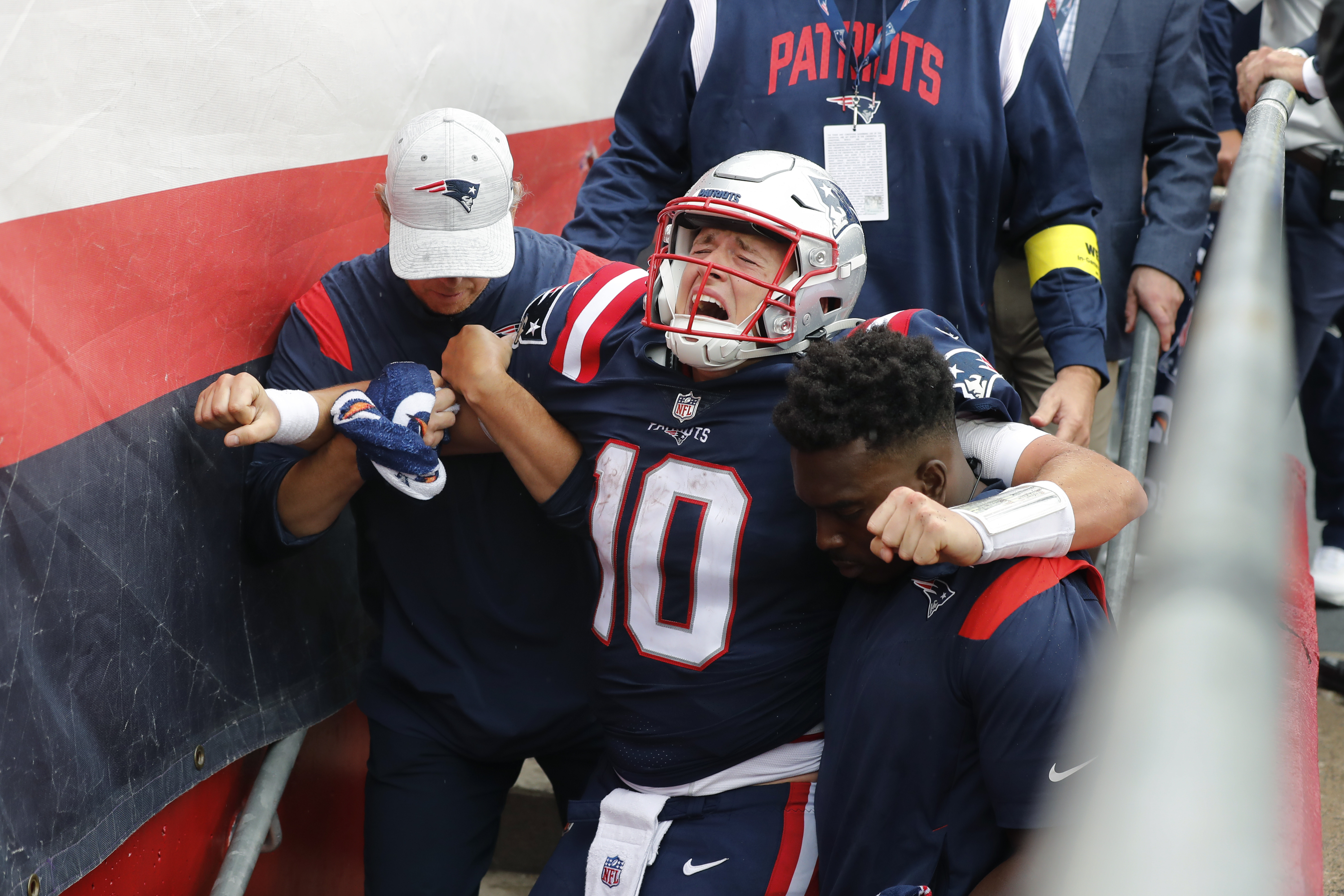 Patriots QB Jones leaves with leg injury after 3rd pick