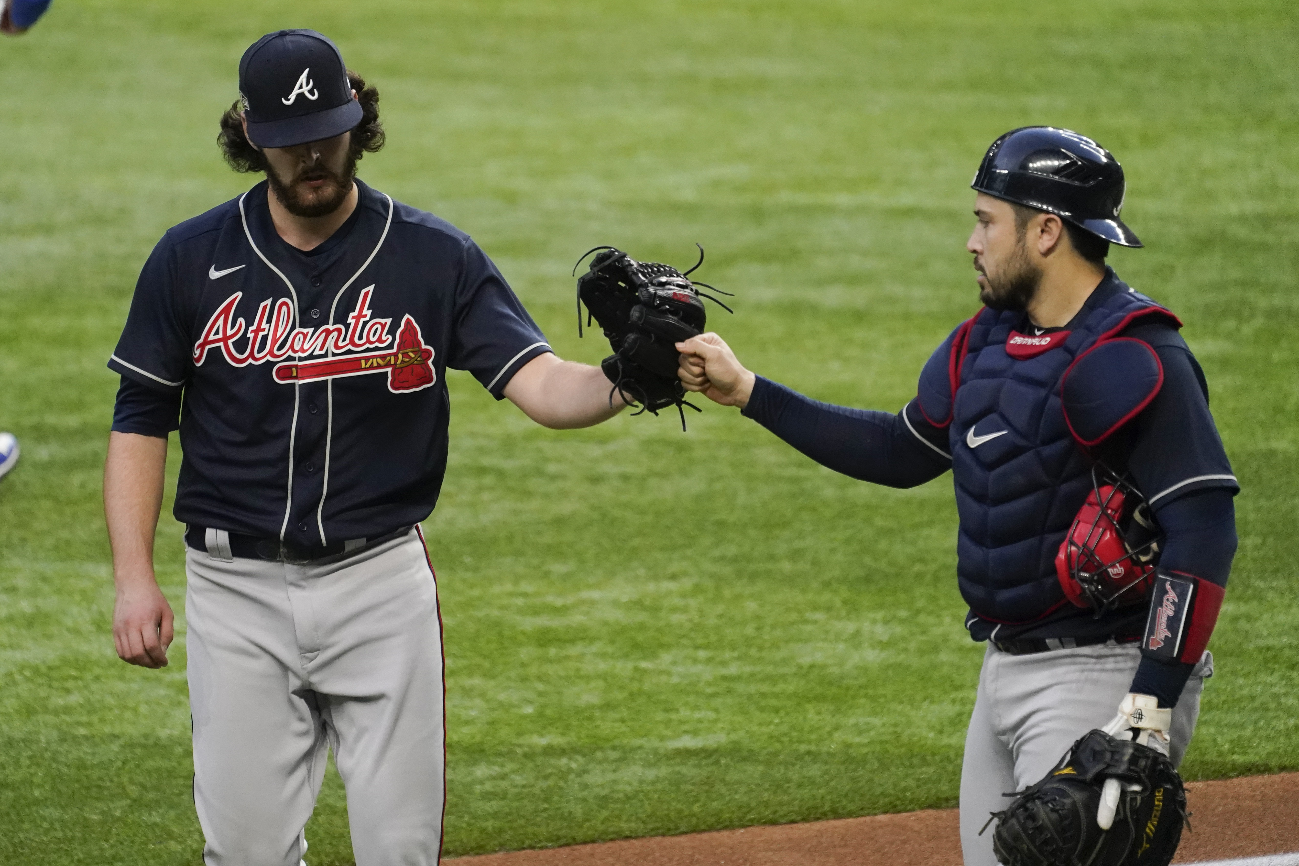 Mark Melancon catches Ozzie Albies home run again in NLCS Game 2