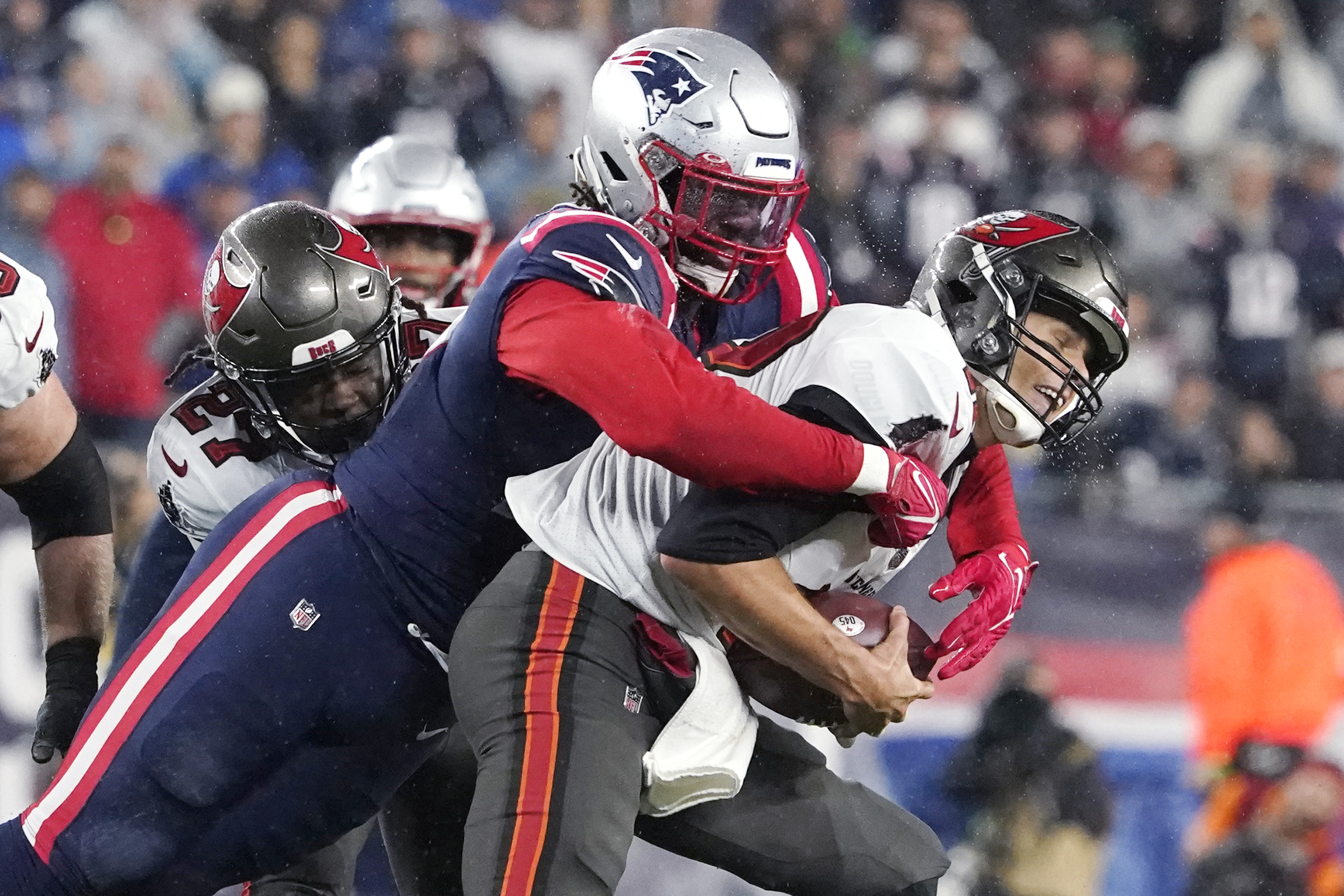 Bucs' Tom Brady gets win, passing yards record in return to New