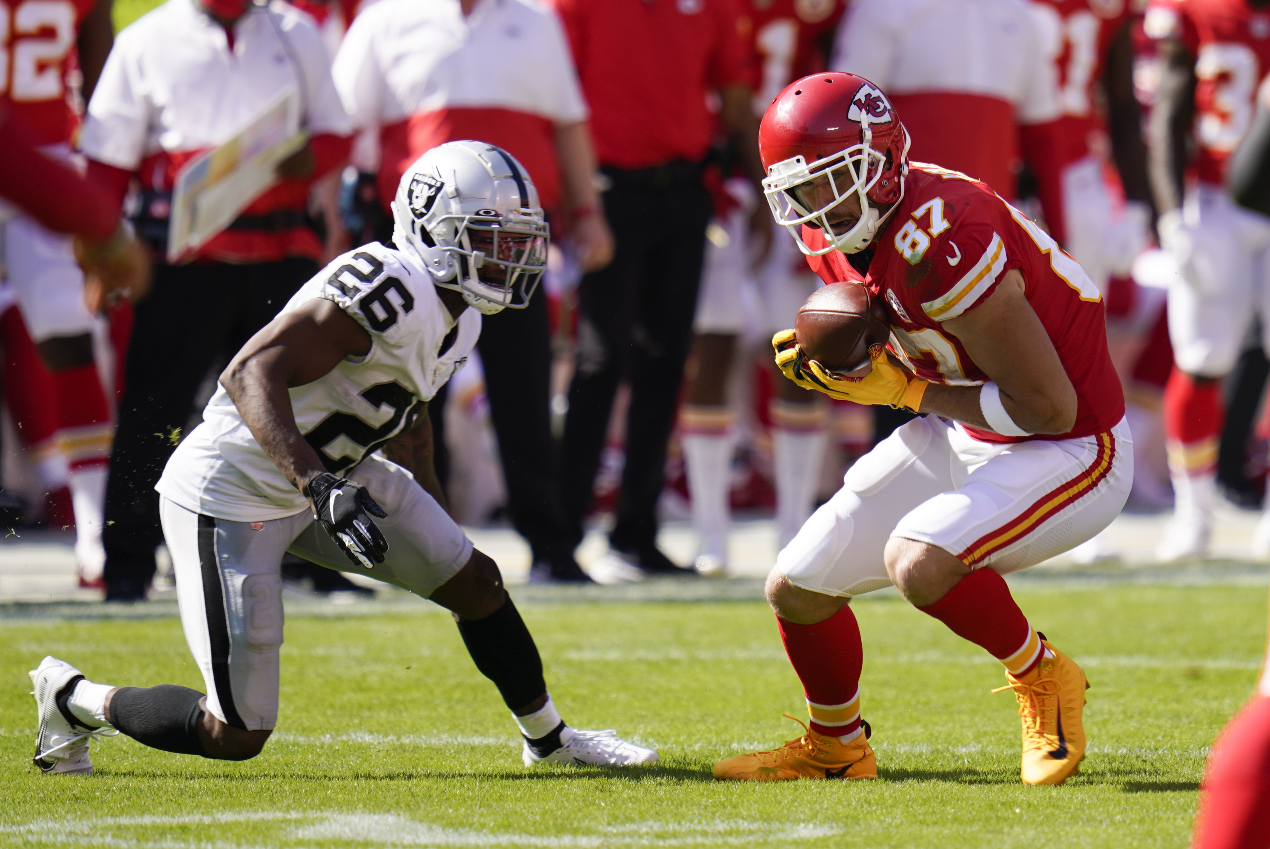 Carr helps Raiders snap Chiefs' 13-game win streak, 40-32 Mo Kansas City  Las Vegas Derek Carr Patrick Mahomes