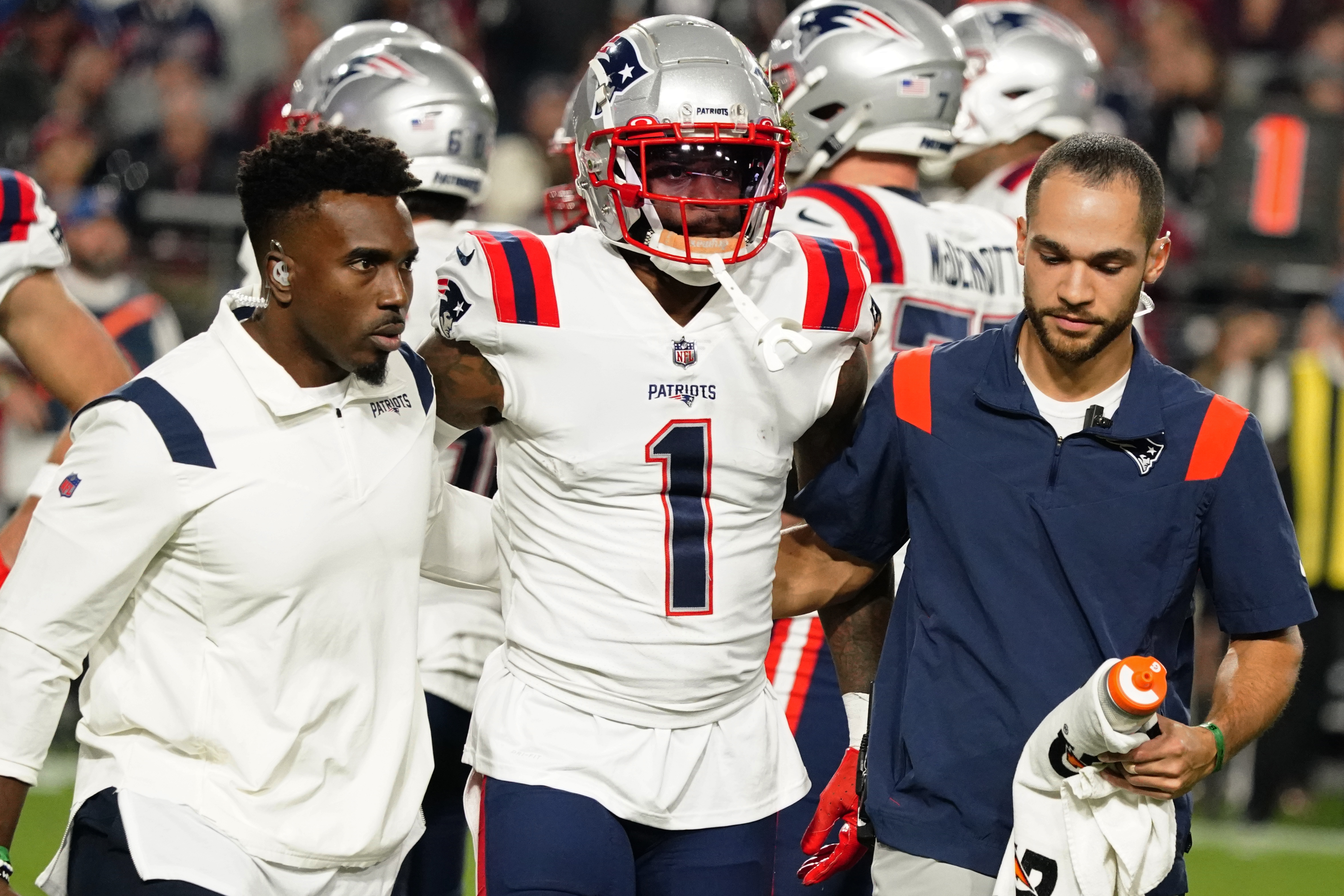 Kyler Murray carted off with knee injury; Patriots rally to beat