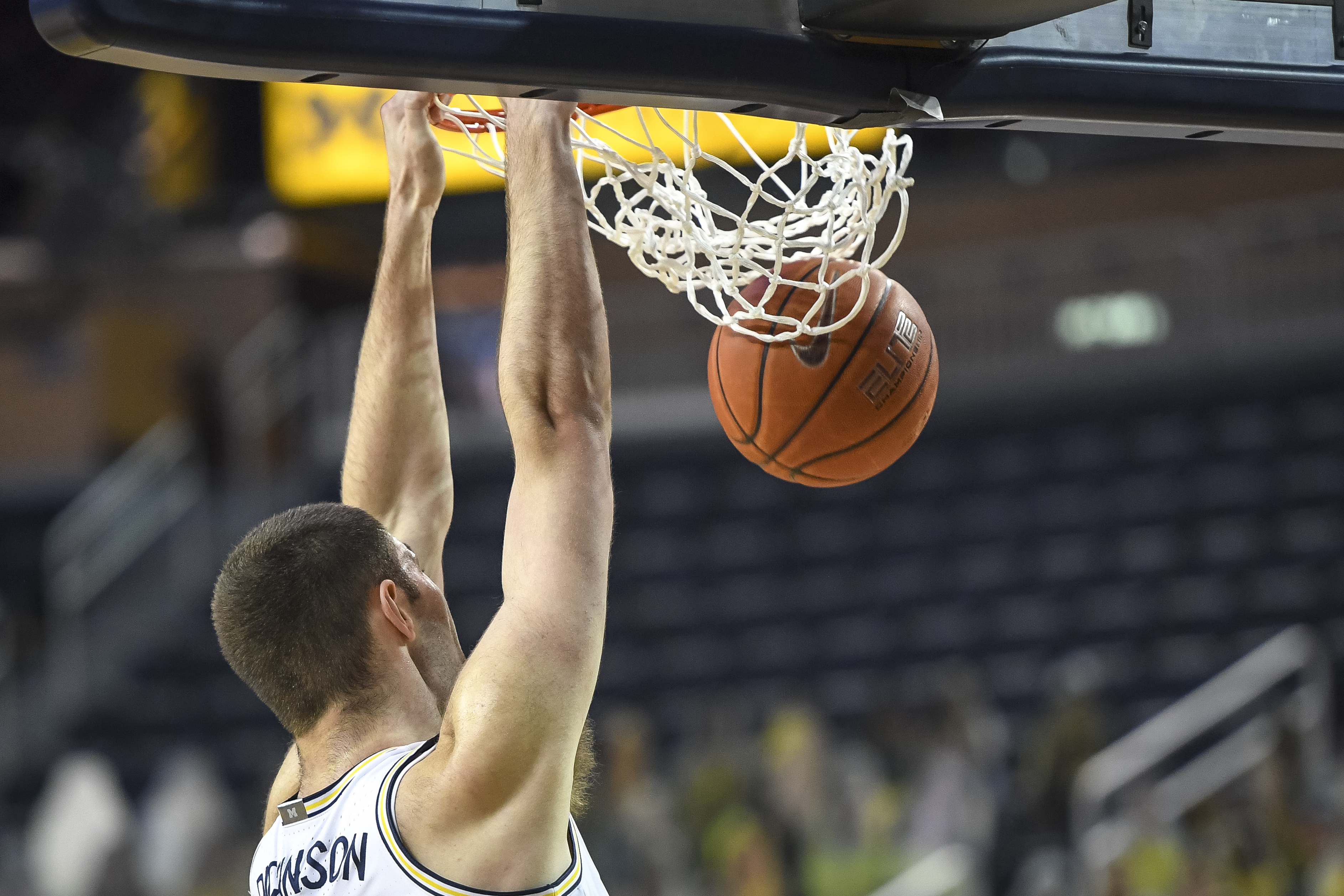 No 16 Michigan Stays Unbeaten With 84 73 Win Over Maryland