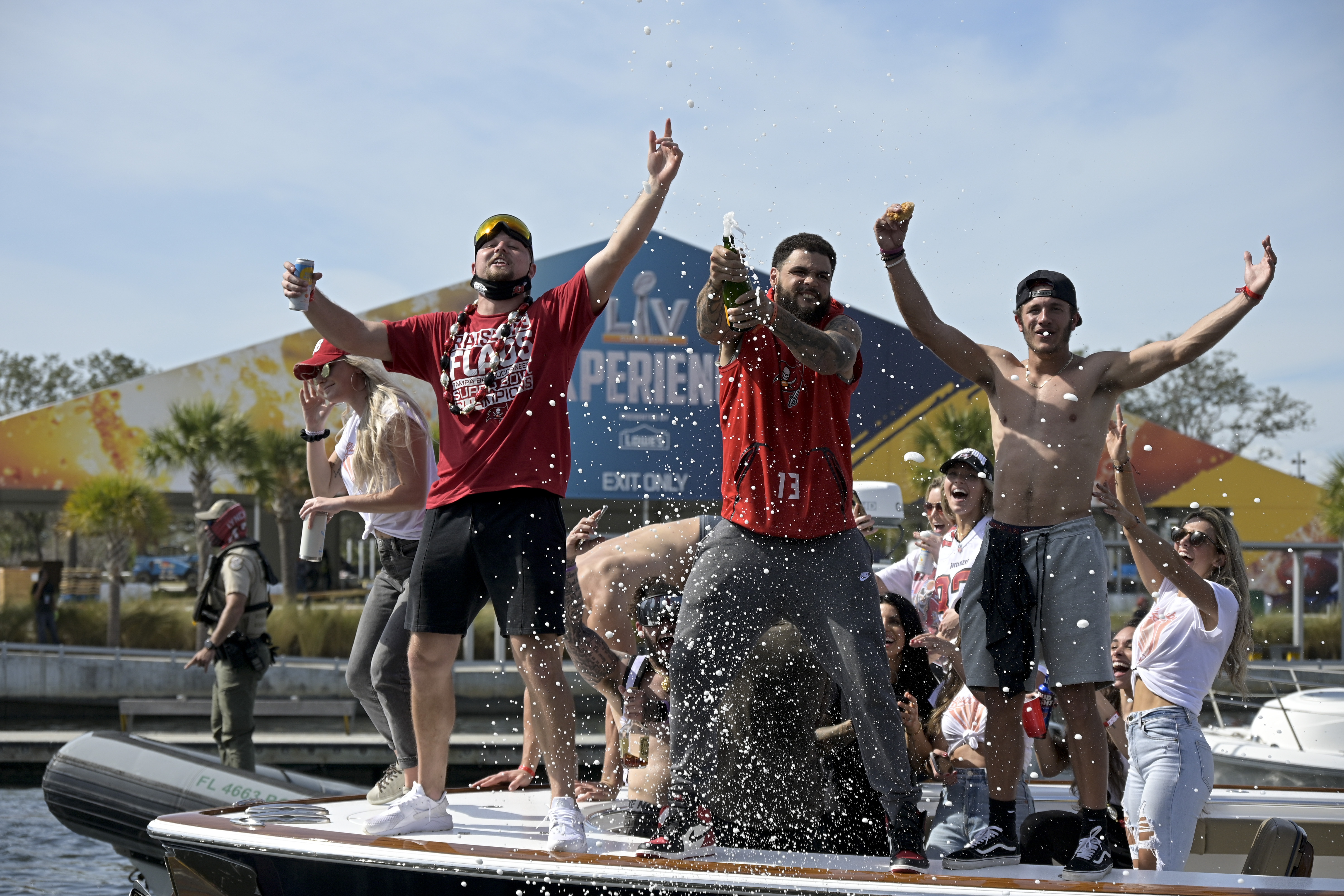 Tom Brady tosses Lombardi Trophy to Brate in another boat during