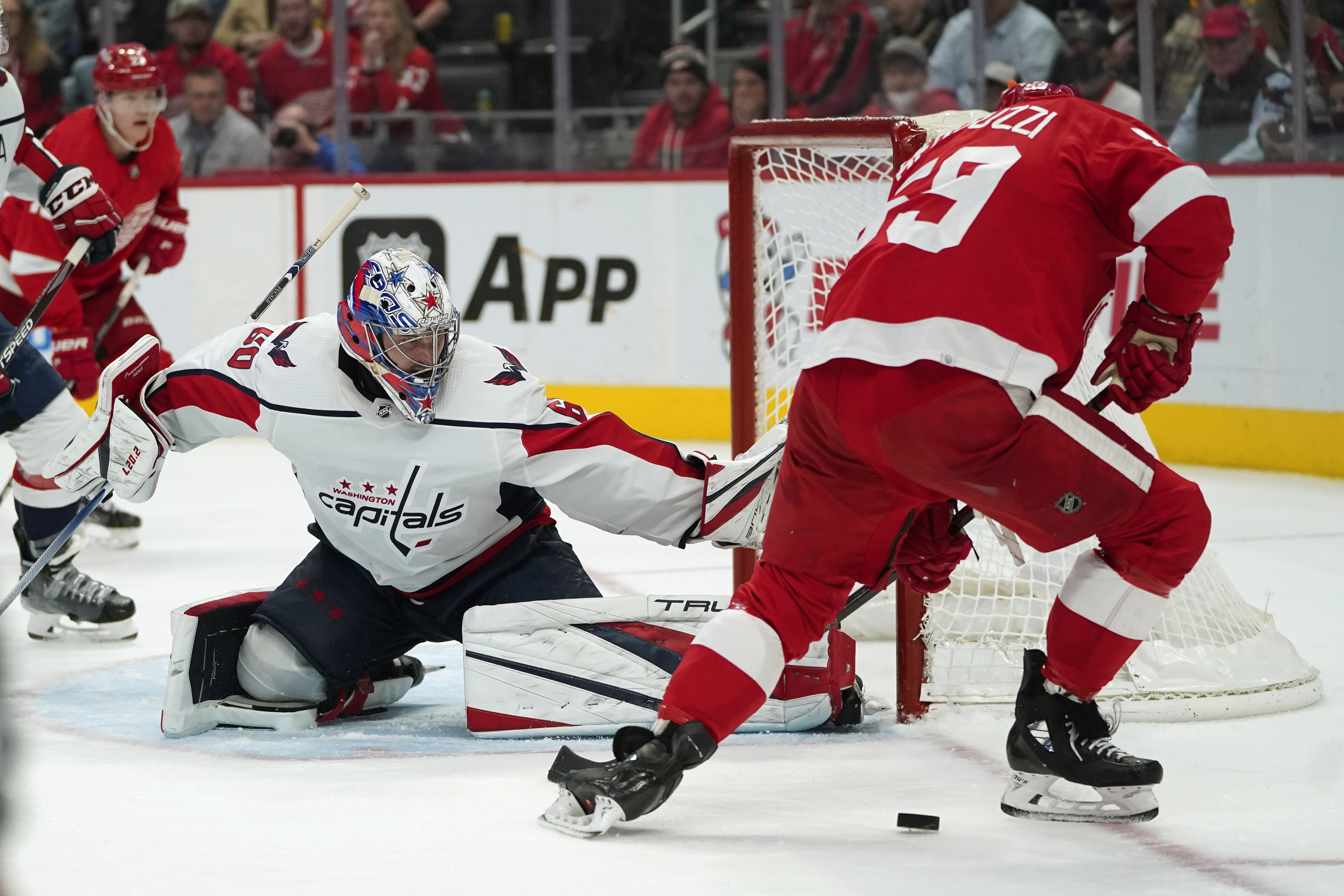 NHL debut, Capitals blank Red Wings